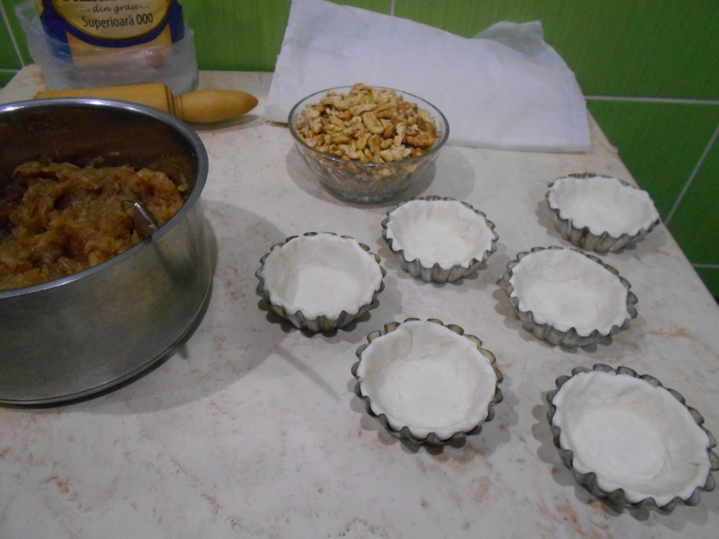Desert cosulete cu mere si nuci