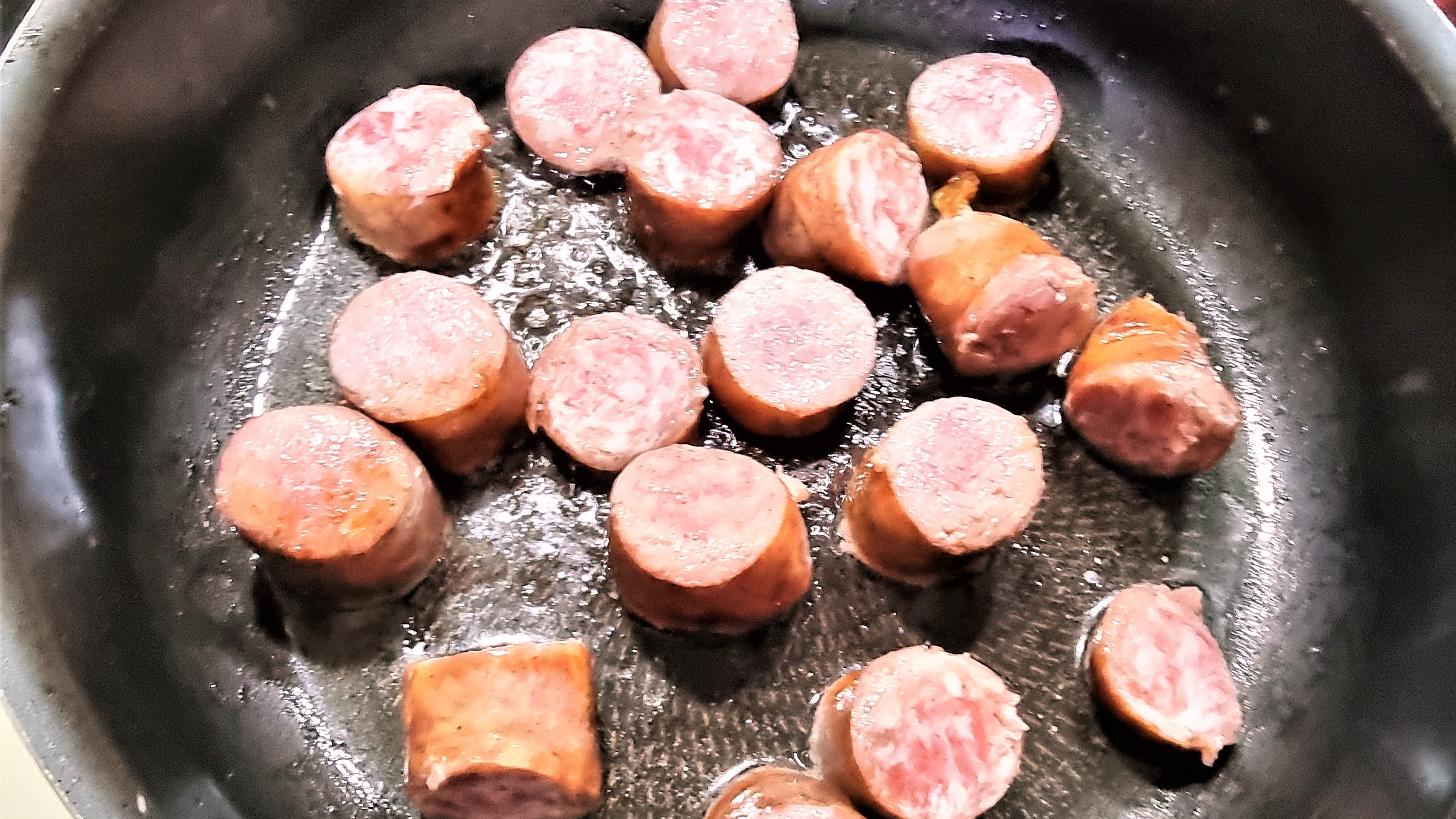 Tocanita de cartofi cu carnati proaspeti de porc