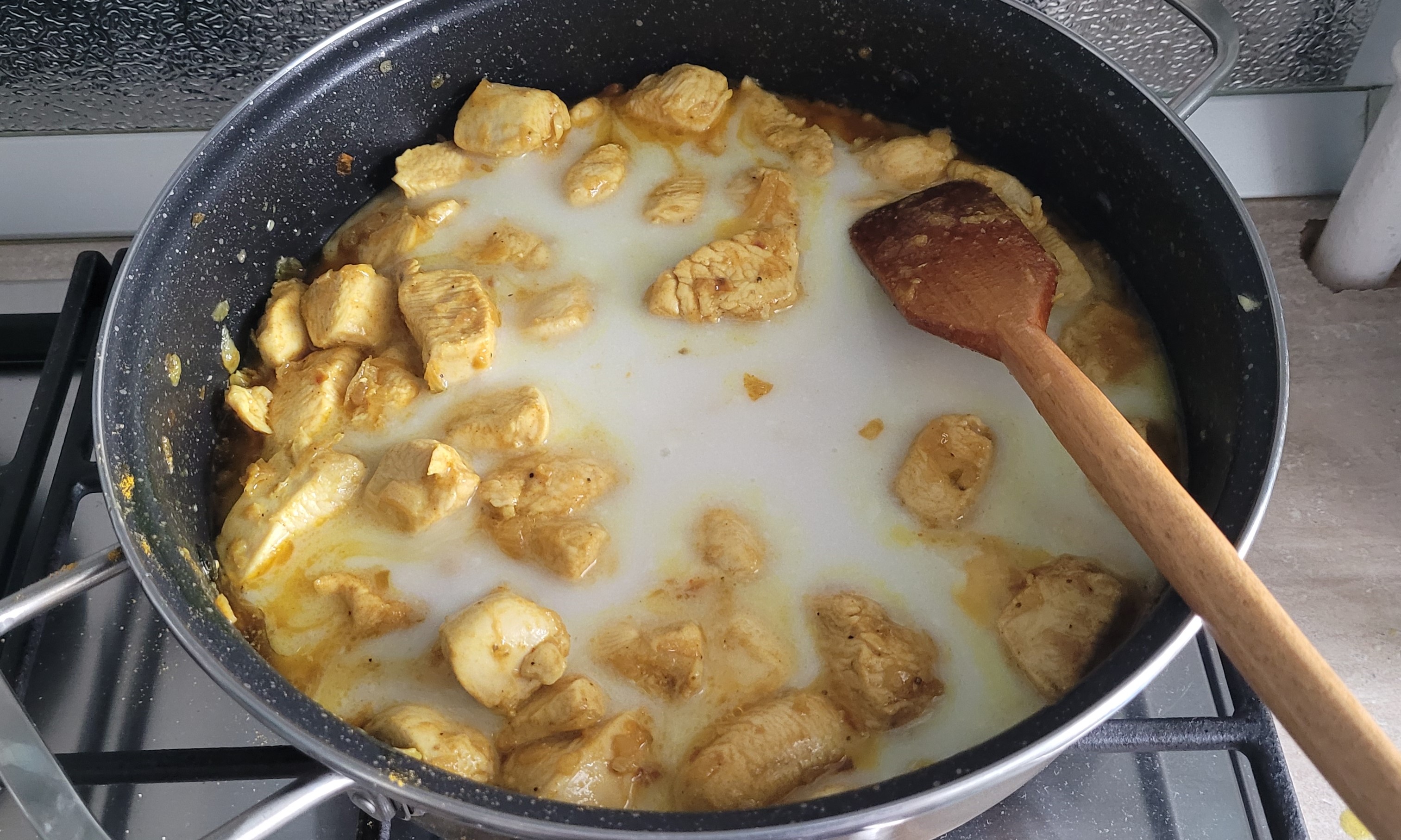 Curry de pui cu lapte de cocos, reteta delicioasa cu o savoare exotica