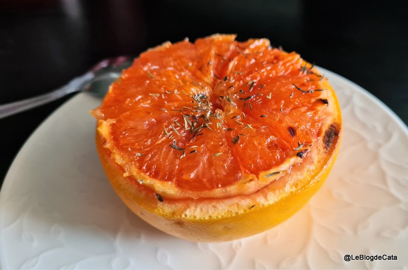 Grapefruit la cuptor cu sirop de artar si cimbru (low carb)