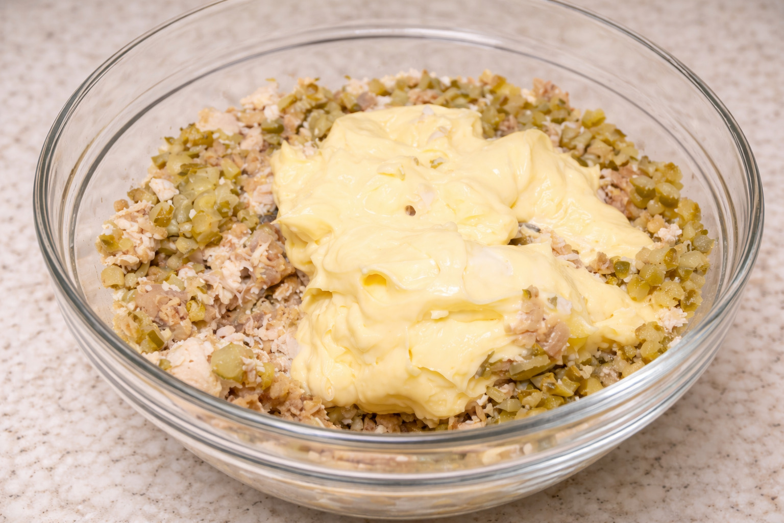 Salata de ciuperci cu piept de pui si maioneza, un aperitiv spornic si gustos