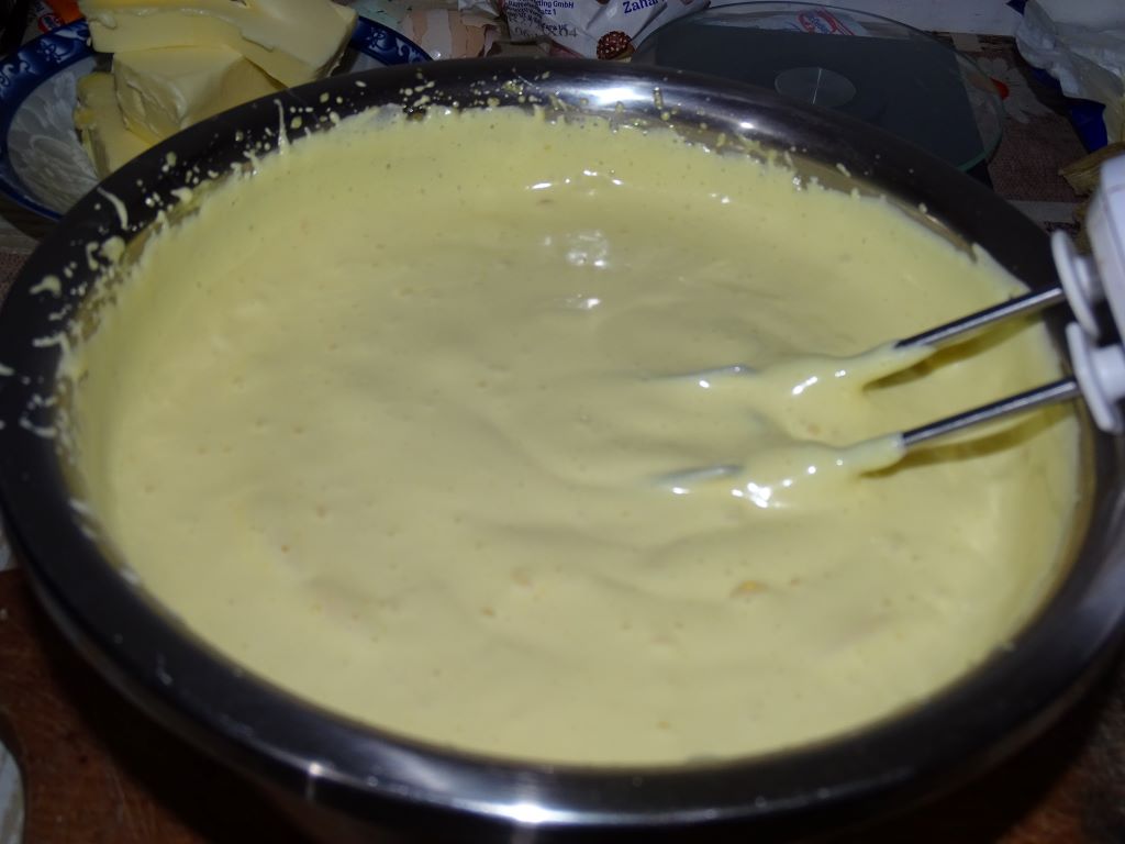 Reteta de tort cu crema de unt cu ciocolata si jeleu de coacaze rosii