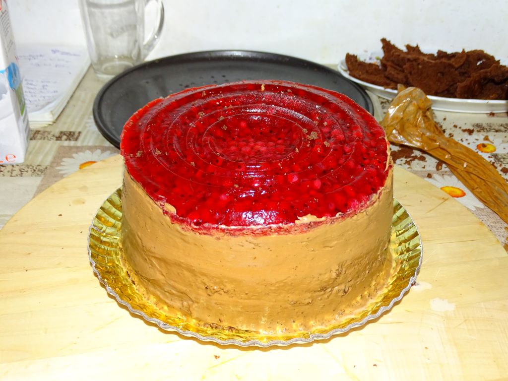 Reteta de tort cu crema de unt cu ciocolata si jeleu de coacaze rosii