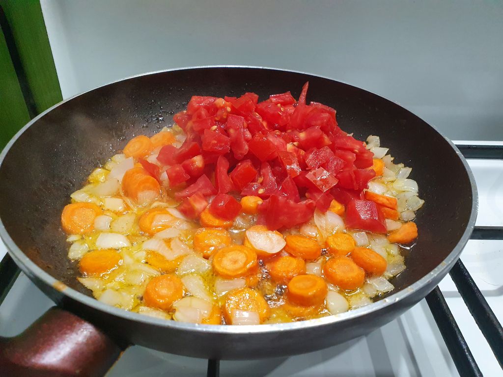 Reteta de pulpa de porc cu legume, in boluri de paine, la cuptor