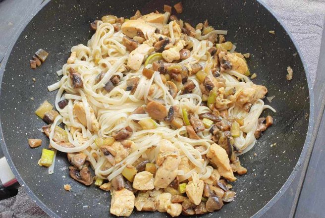 Reteta de pui cu noodles si legume