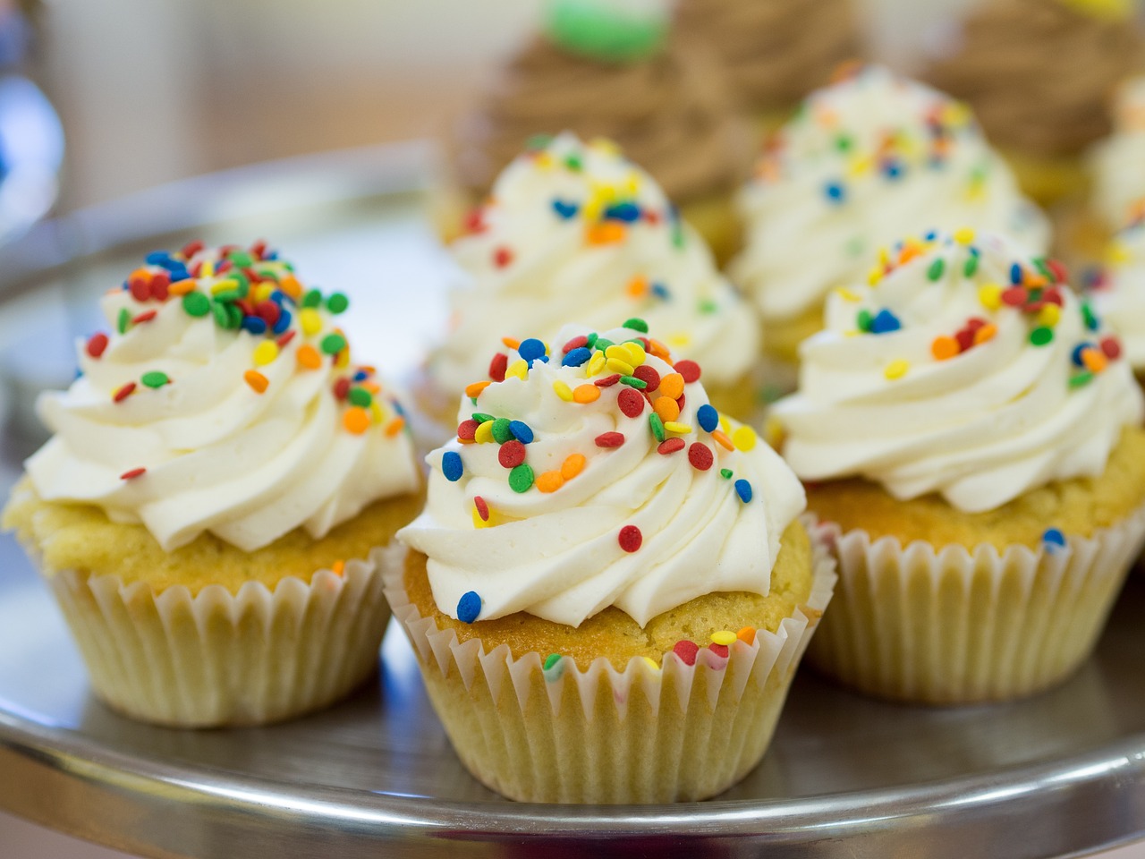 Cupcakes cu vanilie si confetti - Reteta perfecta pe gustul copiilor