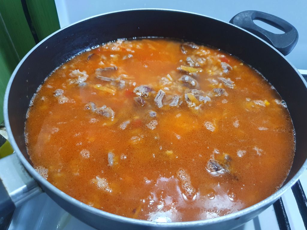 Pilaf de orez cu legume, pipote si inimi de pui, in sos de rosii - Reteta gustoasa si economica