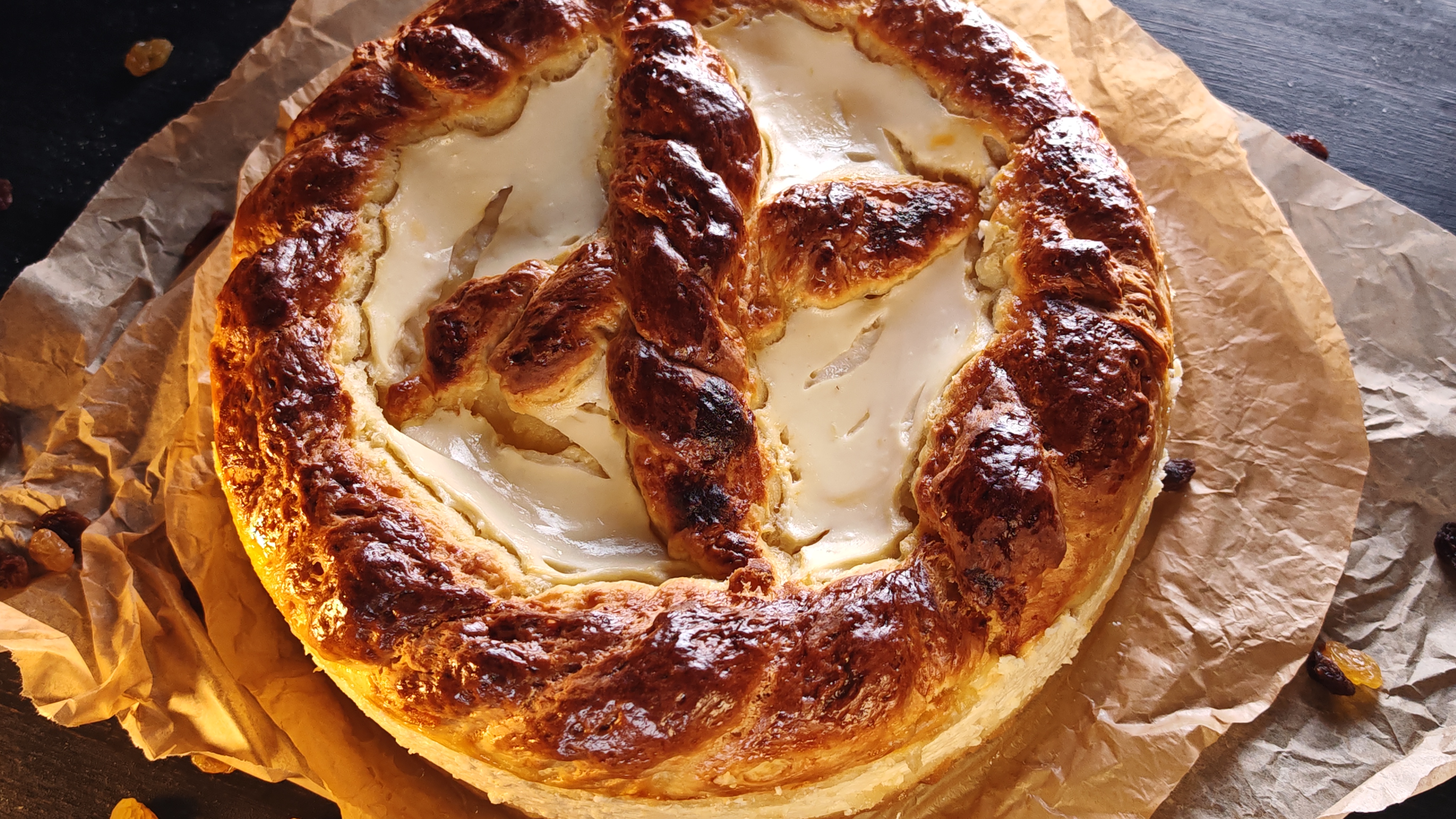 Pască cu aluat fără frământare și umplutură de brânză dulce - Rețeta delicioasă de casă