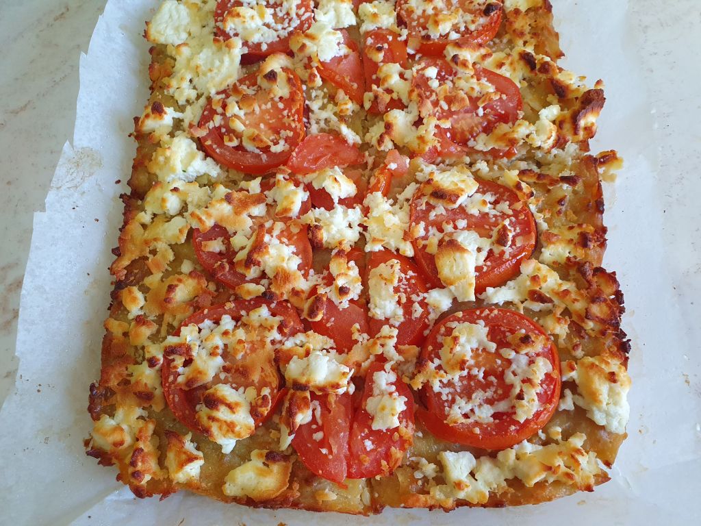 Pizza altfel, pe blat de cartofi - Reteta simpla si satioasa