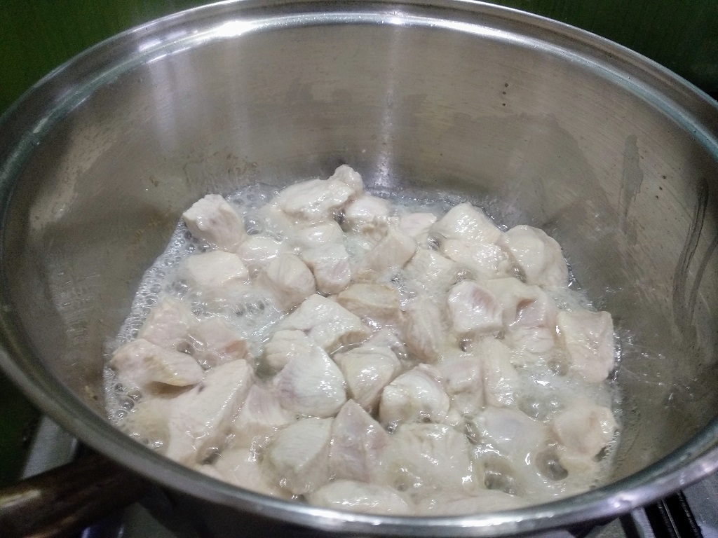 Ciulama din piept de pui, cu ciupercuțe și smântână - Gustoasă si rapidă