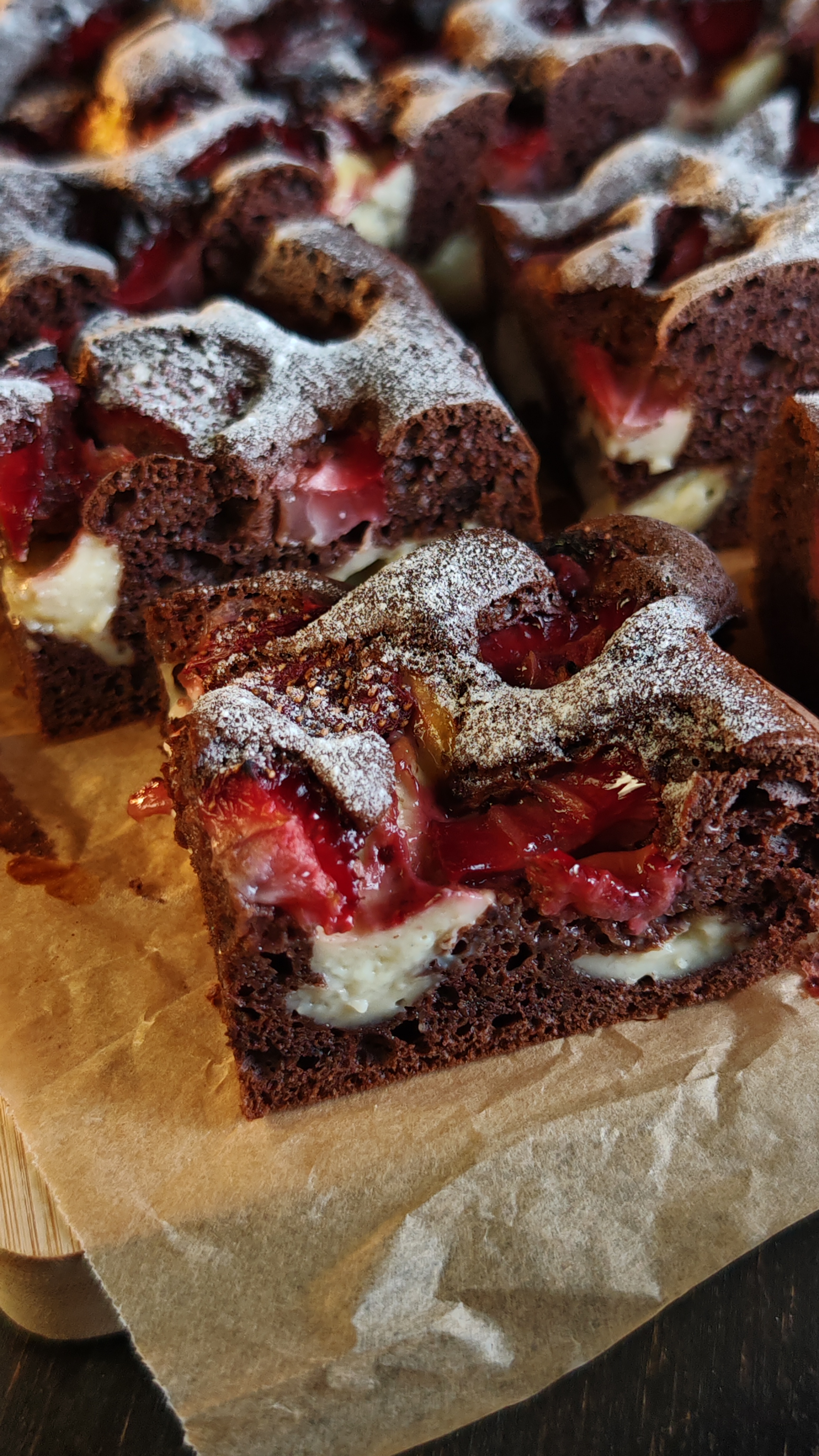 Prăjitură cu cacao, cremă de vanilie și căpșuni - Deliciu aromat și pufos