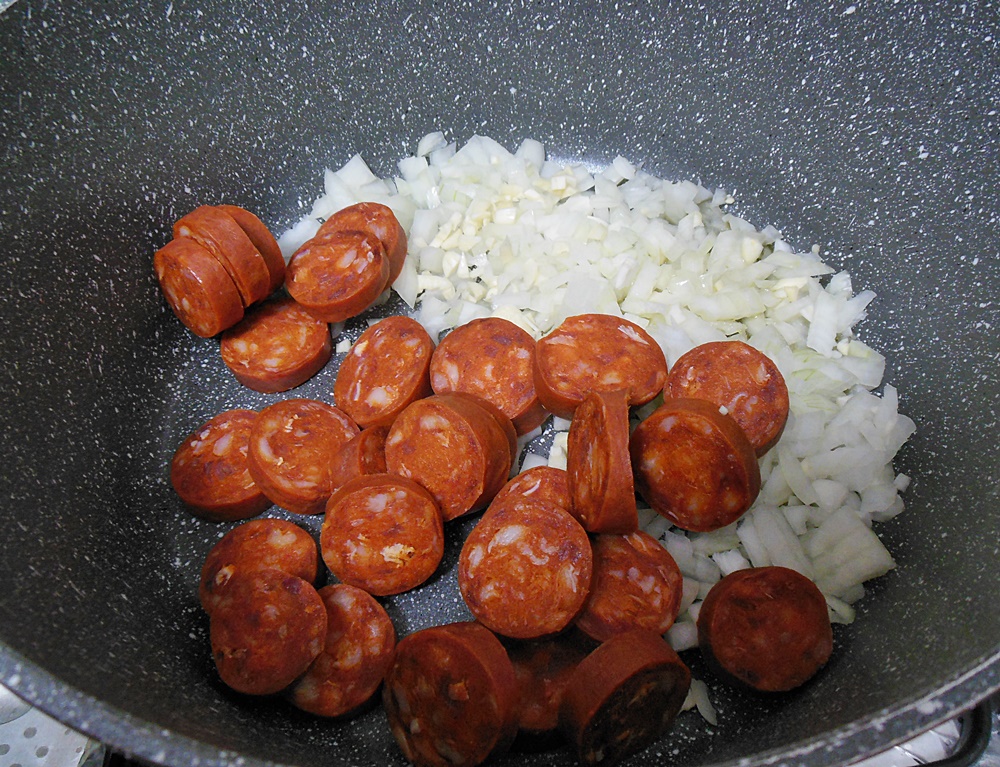 Mancare cu vinete, dovlecei si chorizo - Reteta gustoasa si usoara