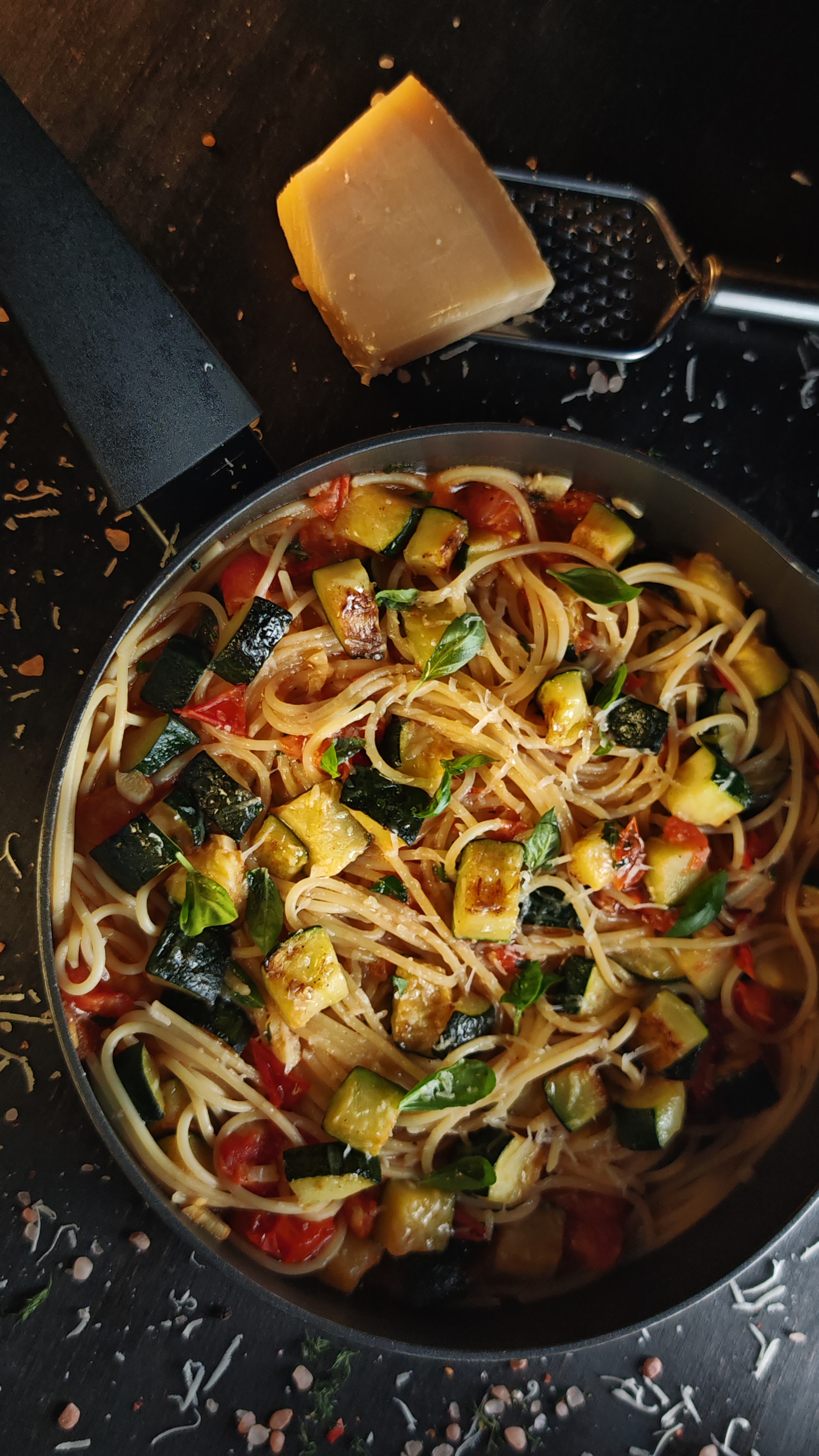 Spaghete cu roșii și zucchini - Savuroase și rapide