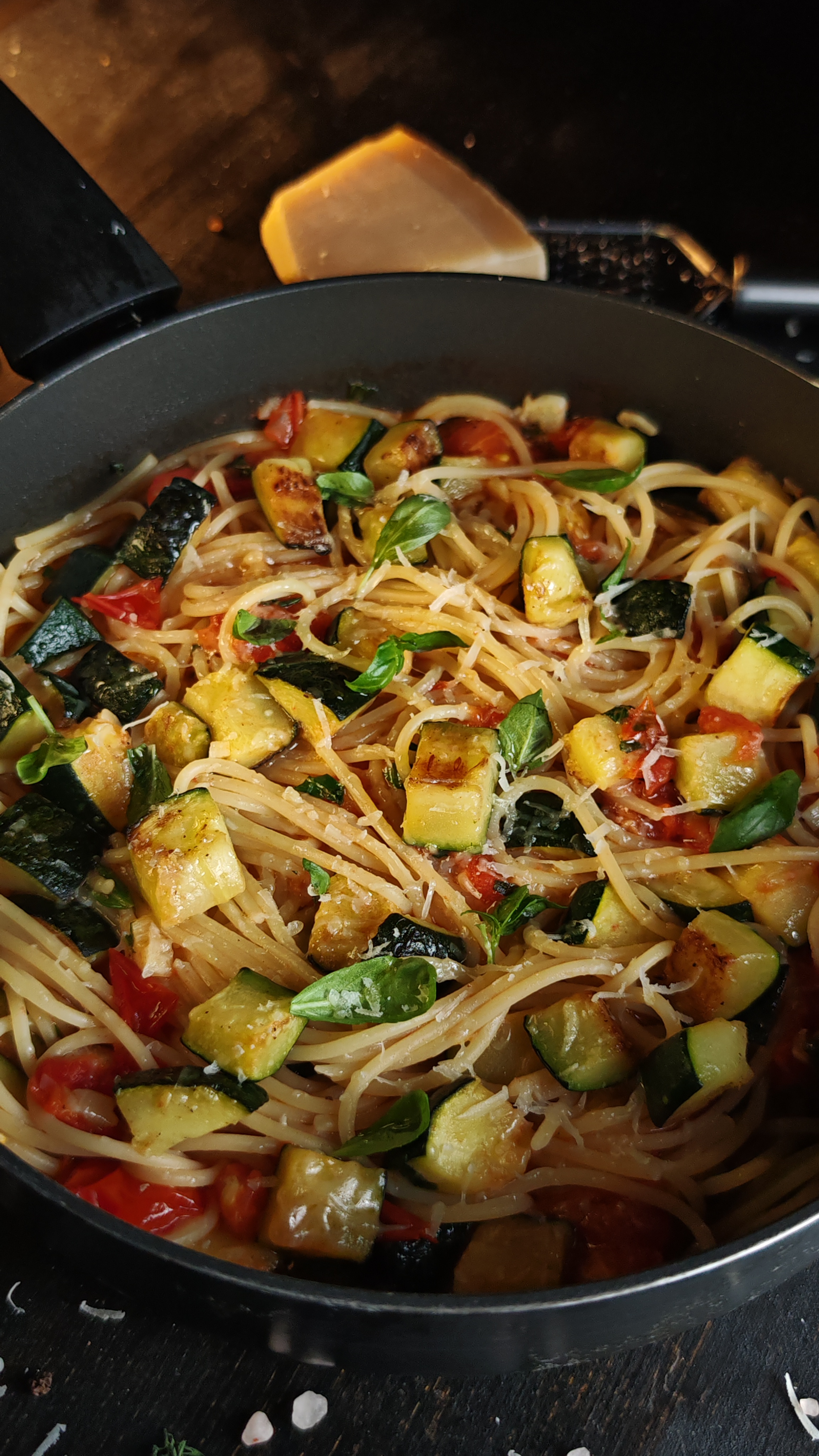 Spaghete cu roșii și zucchini - Savuroase și rapide