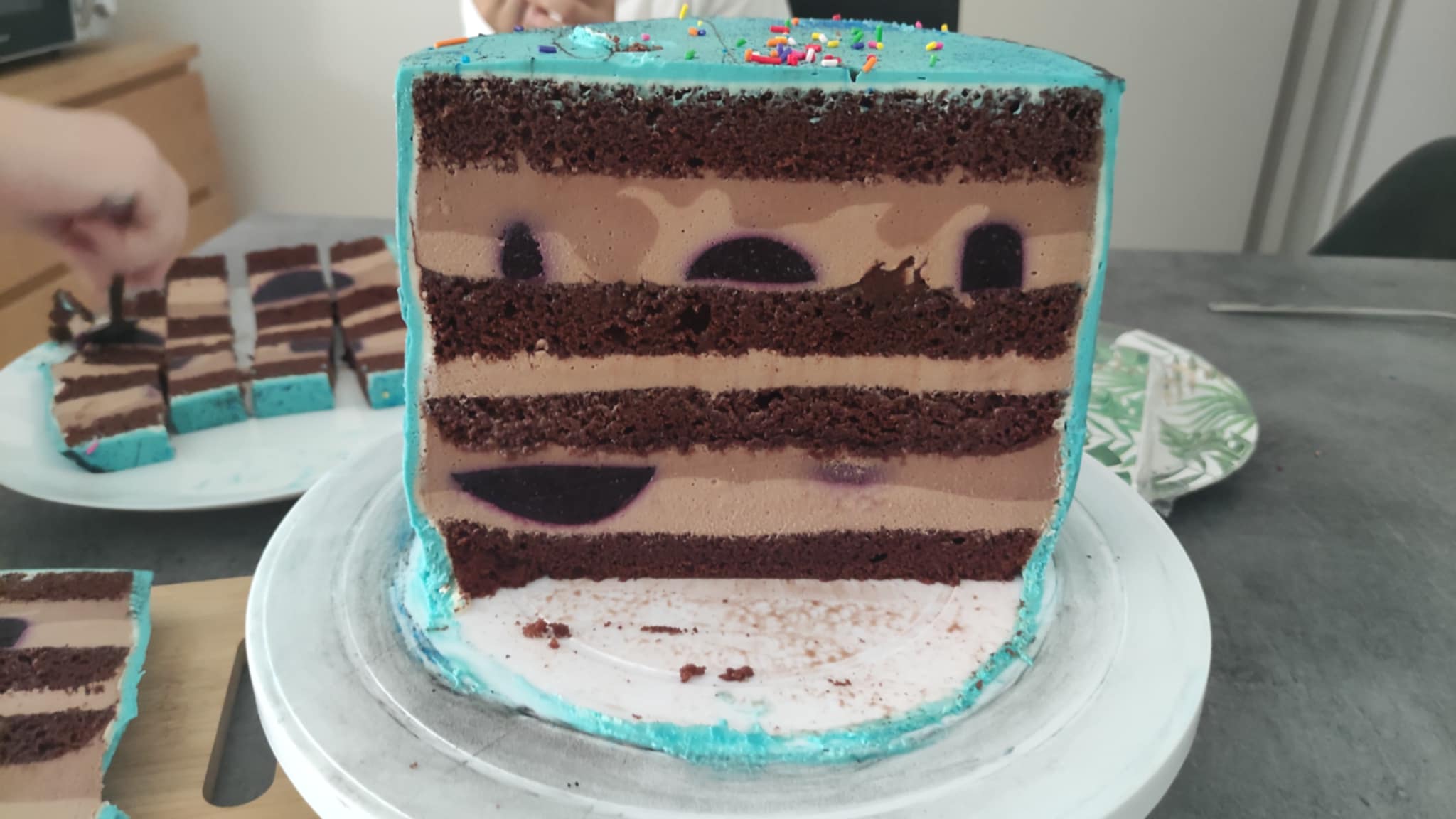 Tort cu lichior, cafea si jeleu de afine - Reteta delicioasa