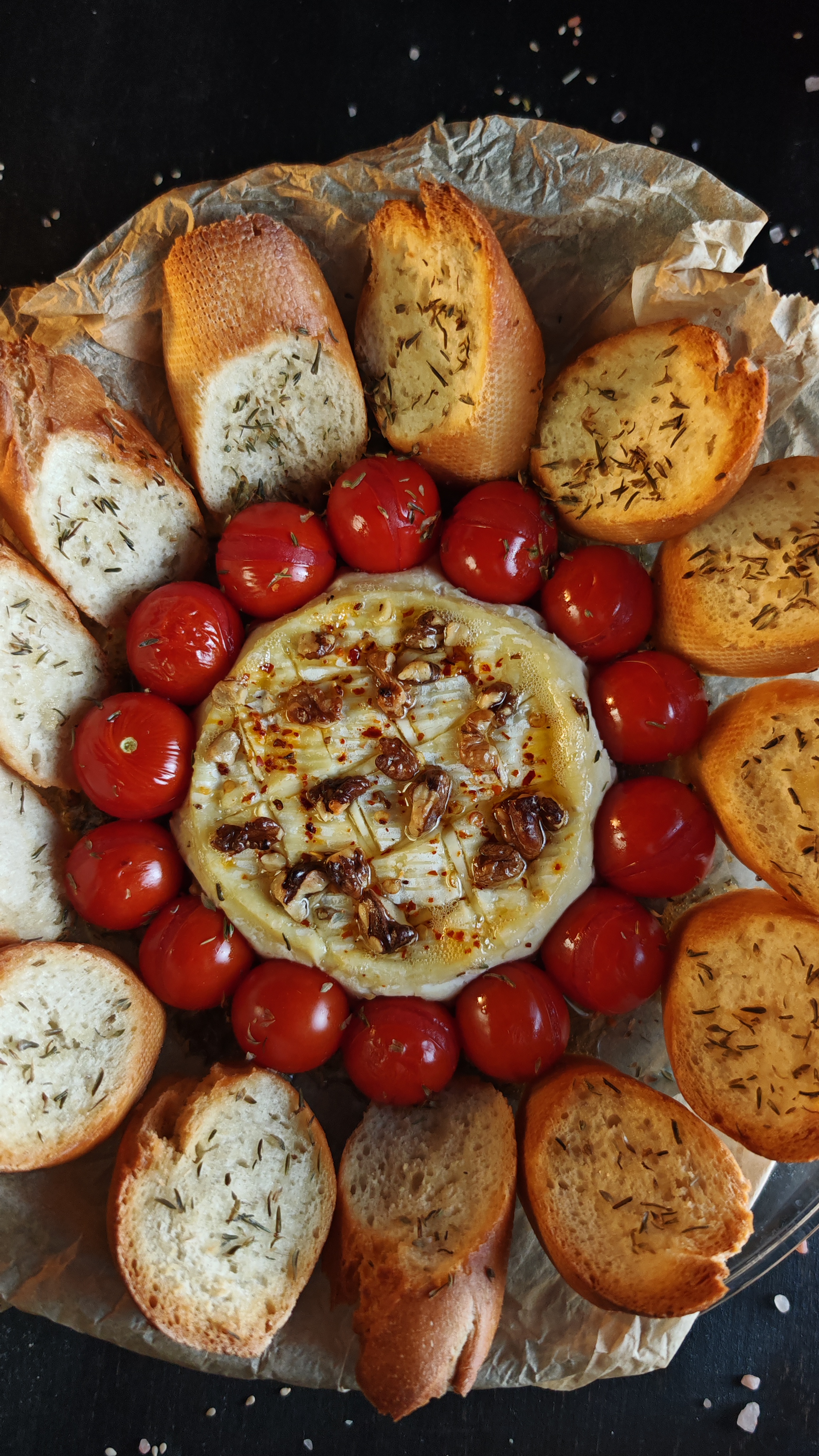 Pâine cu camembert si roșii la cuptor - Gustarea care te cucerește