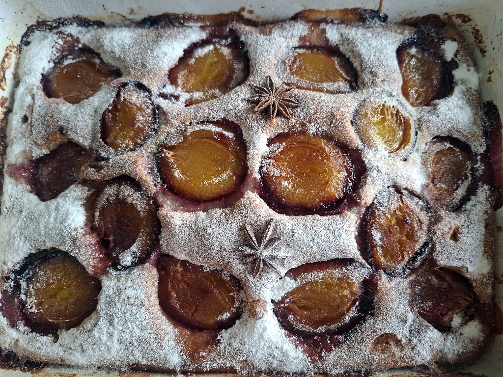 Prăjitura Cobbler cu prune și scorțișoară - Reteta gustoasa si aromata