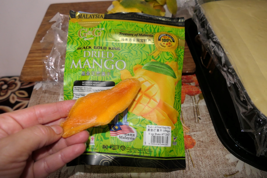 Prajitura cu mango si pralina cu alune de padure