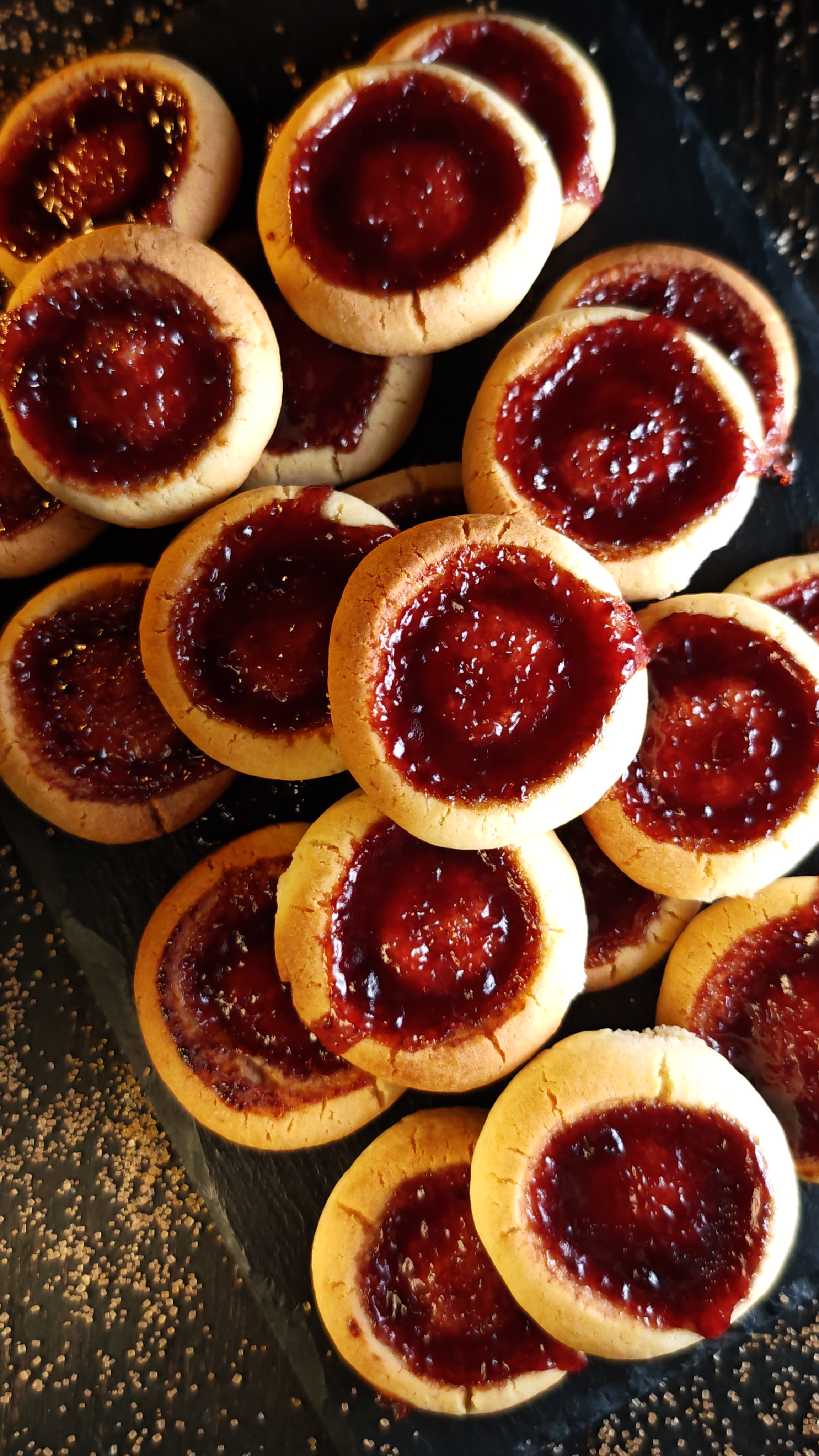 Biscuiți cu gem de vișine - Fragezi și delicioși