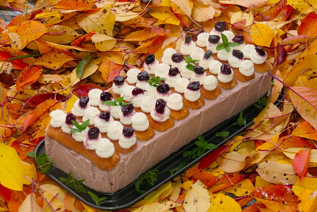 Desert cu cirese din dulceata de cirese negre amare