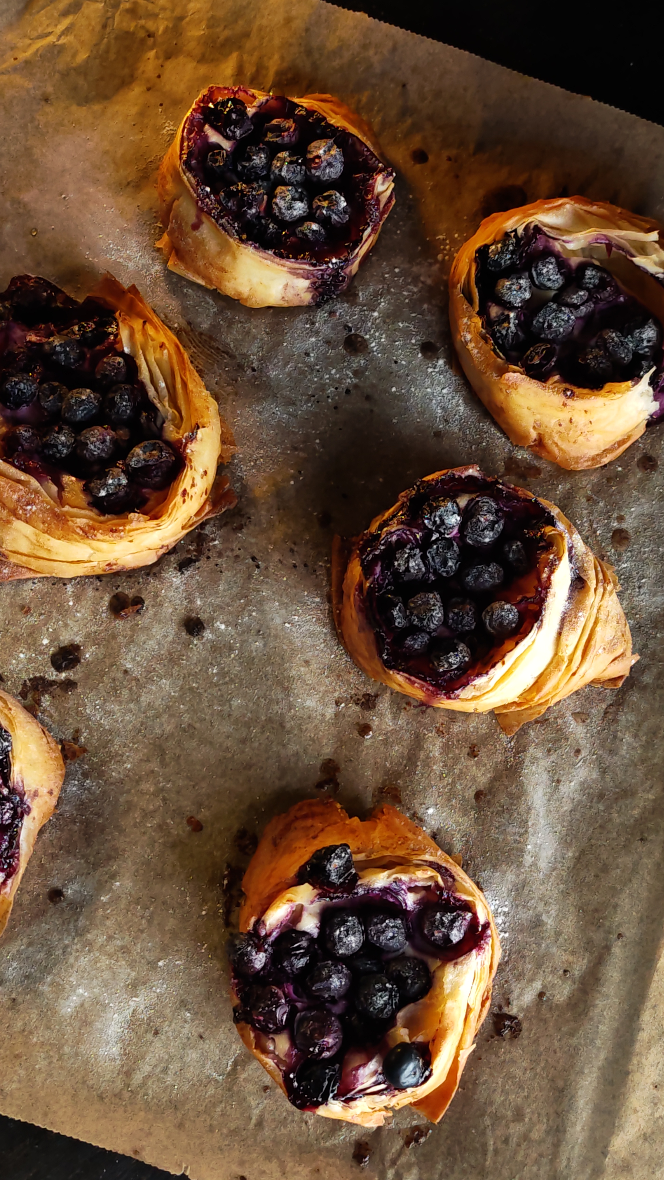 Mini tarte cu cremă de iaurt și afine - Rapide și delicioase