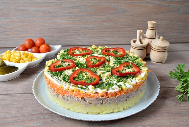 Salata in straturi cu legume si ton - Reteta savuroasa si plina de culoare