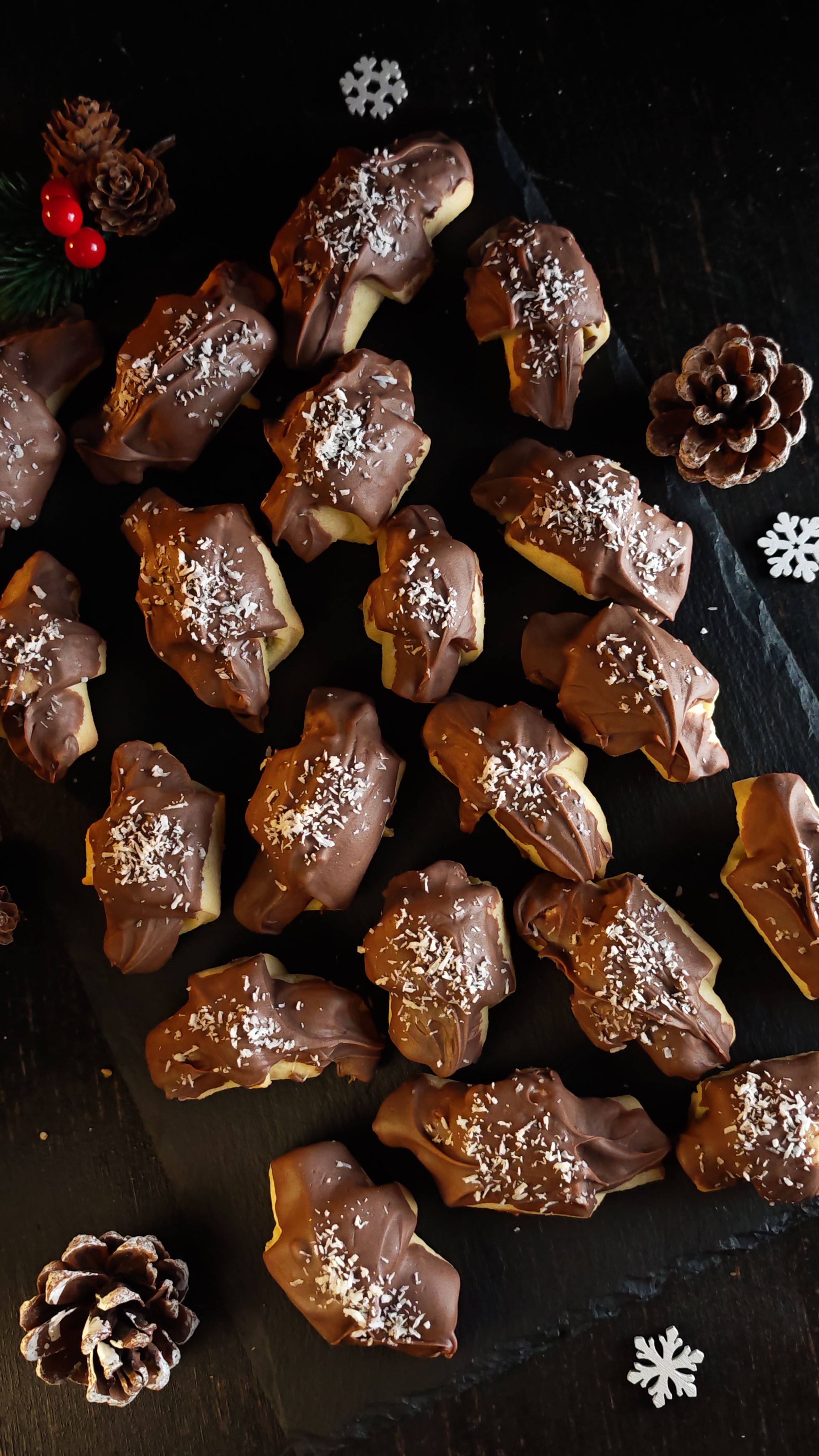 Cornulețe cu alune de pădure, cremă de fistic și ciocolată - Fragede și delicioase