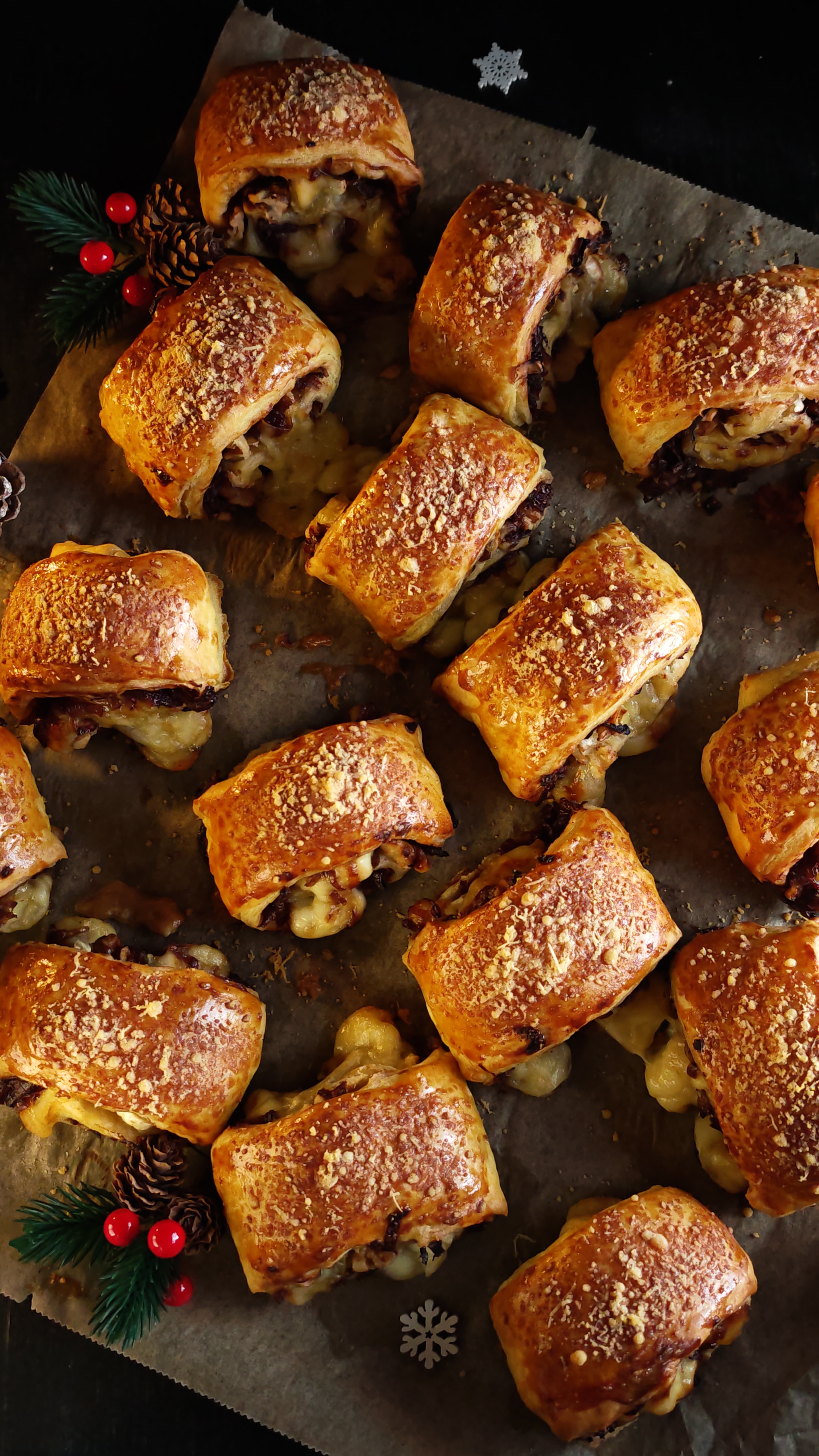 Rulouri cu ceapă caramelizată și brânză Camembert - Aperitiv rapid și gustos