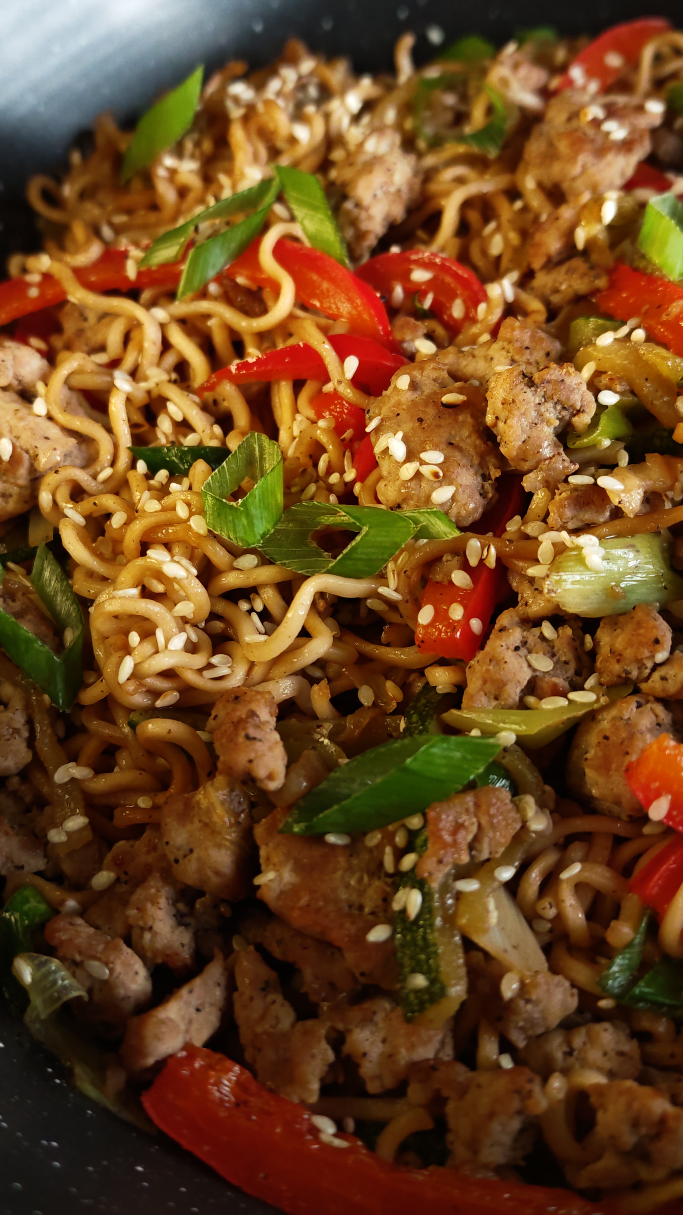Noodles cu carne tocată de curcan - Un preparat rapid, gustos și plin de aromă