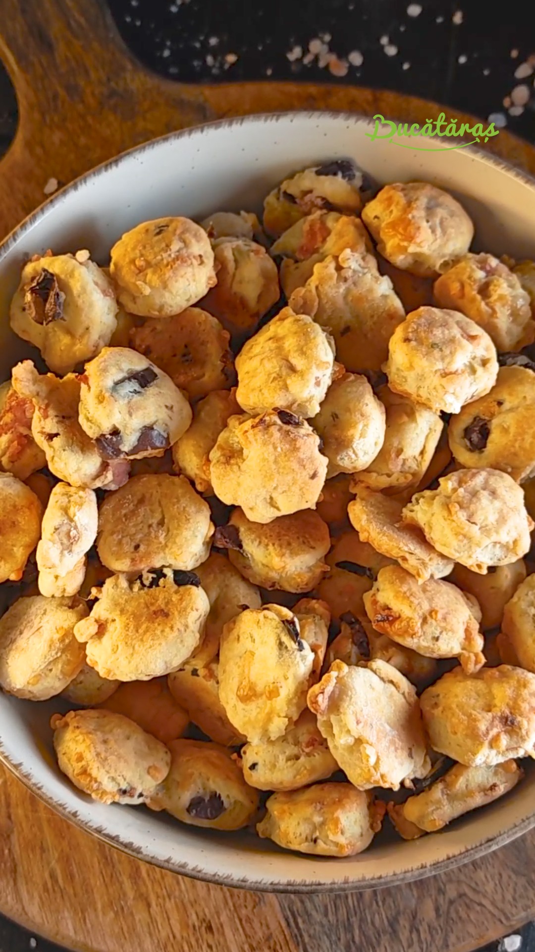 Biscuiți sărați cu bacon și cașcaval - Buni de nu te saturi mâncând