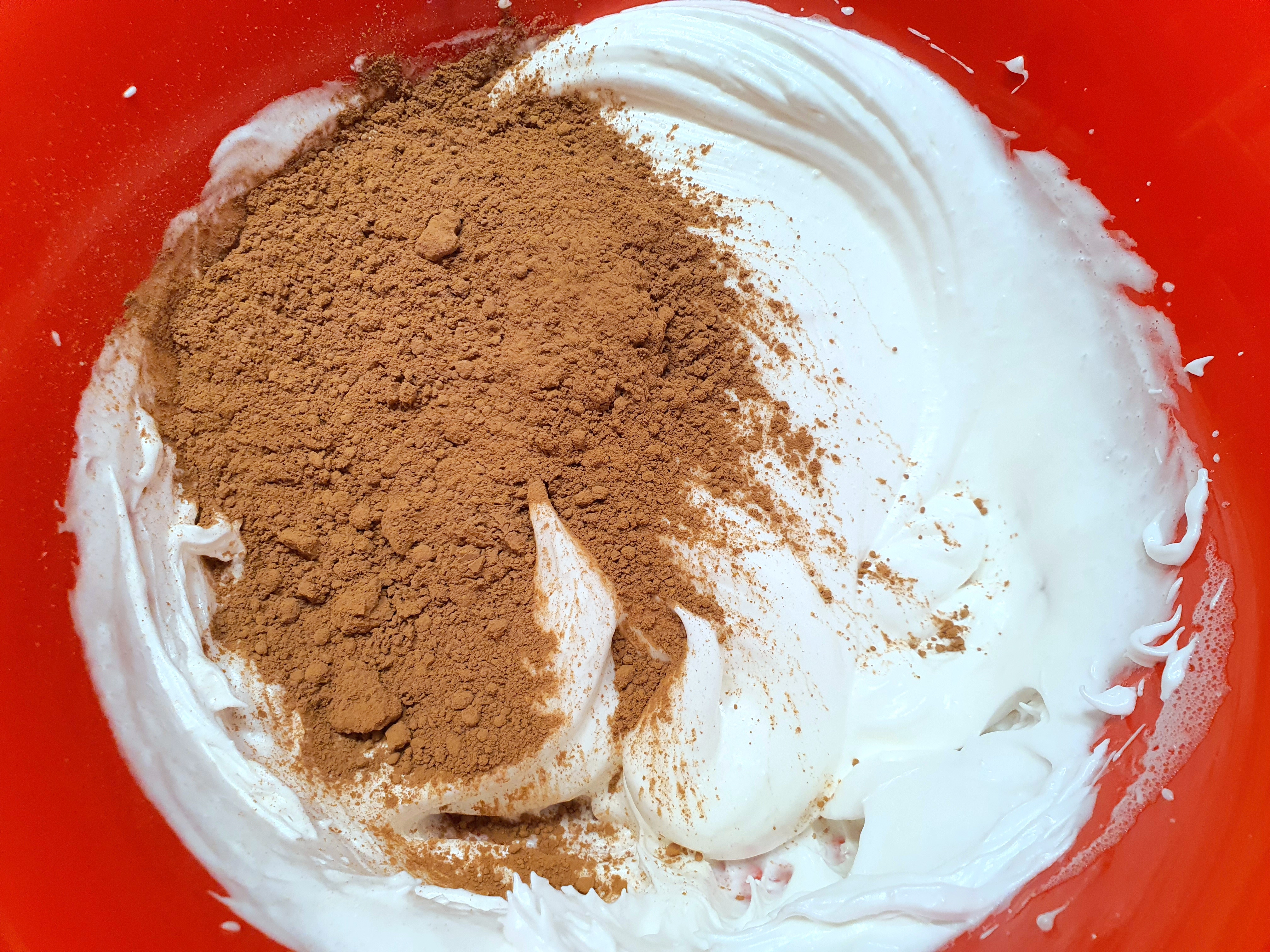 Cozonaci impletiti, umpluti cu cacao, stafide, nuci si mult rahat