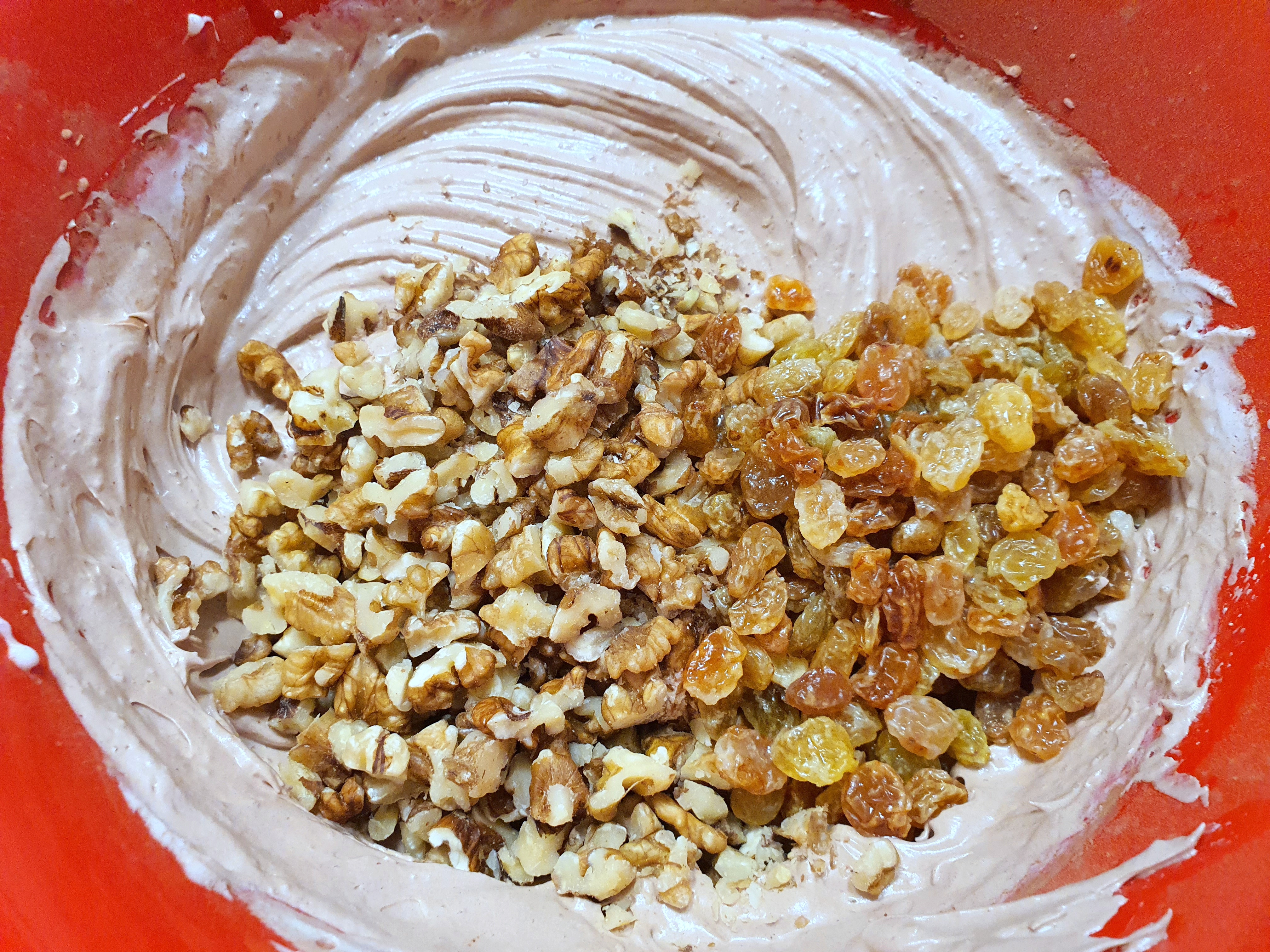 Cozonaci impletiti, umpluti cu cacao, stafide, nuci si mult rahat