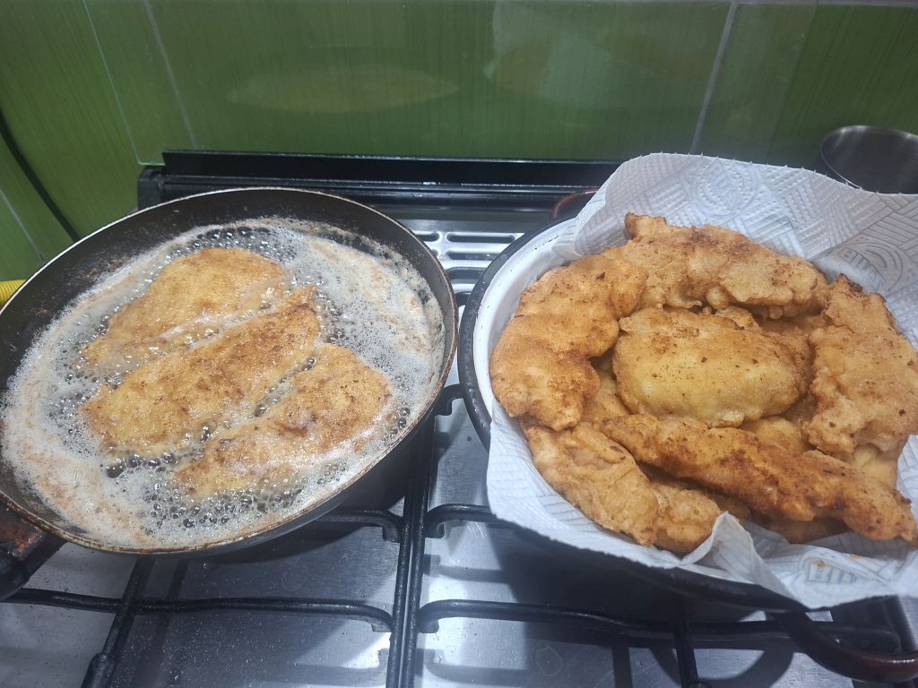 Snitel pane din piept de pui, in pesmet – crocant, gustos si satios