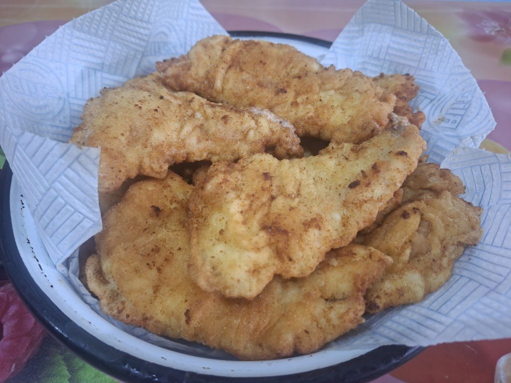 Snitel pane din piept de pui, in pesmet – crocant, gustos si satios