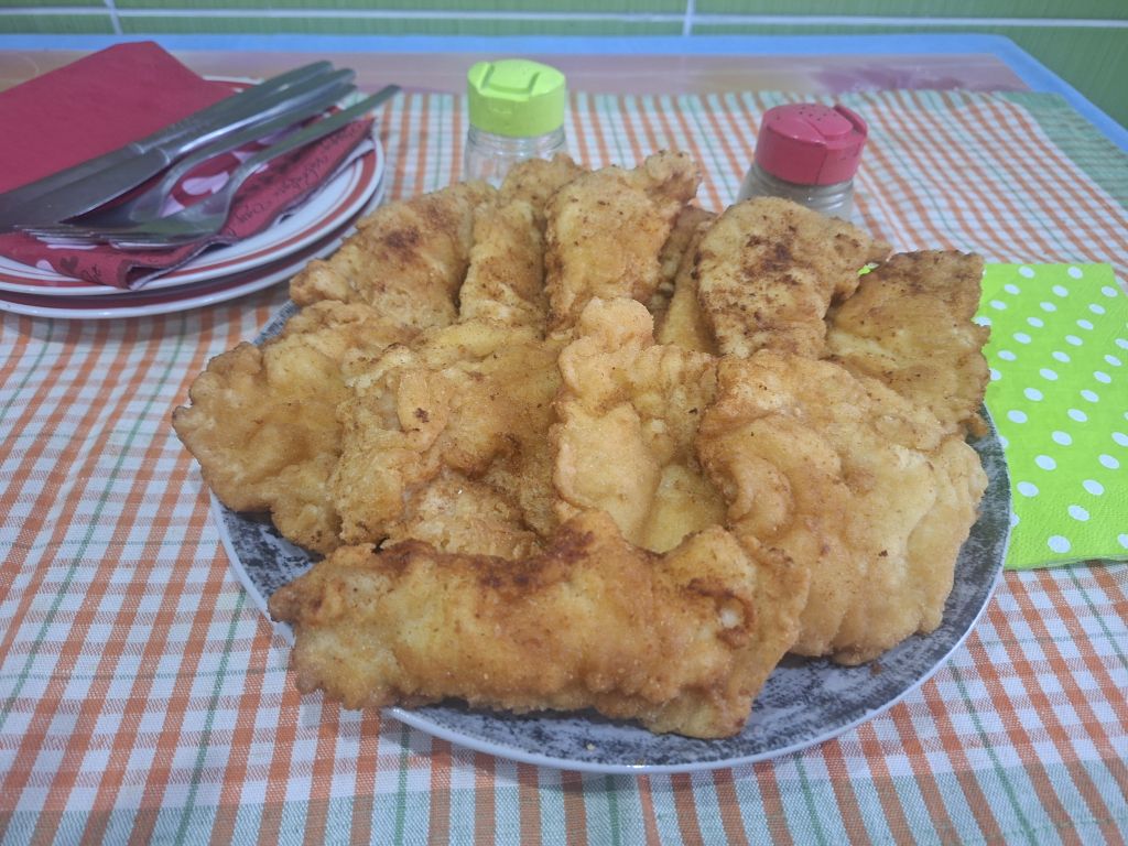 Snitel pane din piept de pui, in pesmet – crocant, gustos si satios