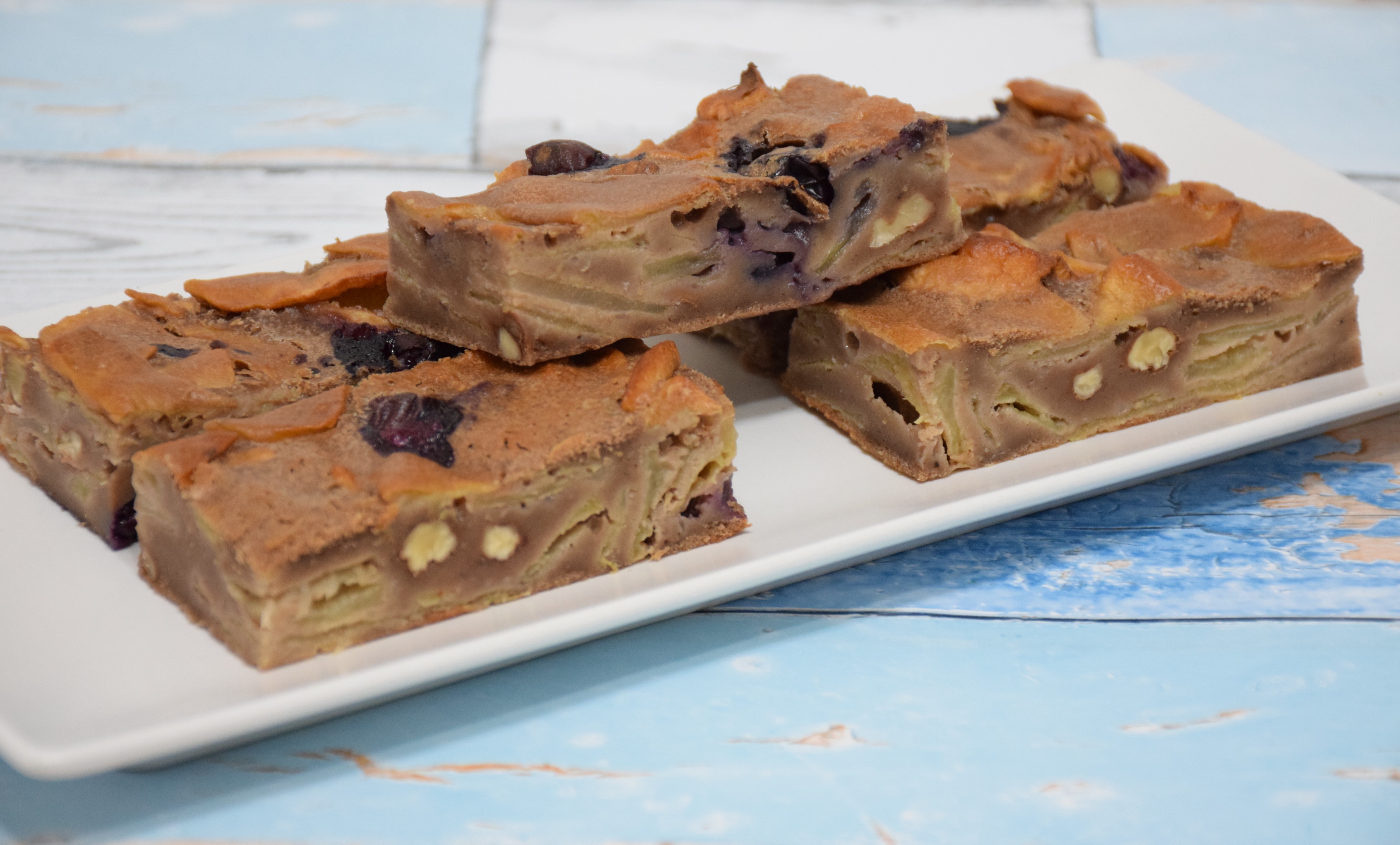 Prajitura cu mere, afine si nuci - Reteta gustoasa