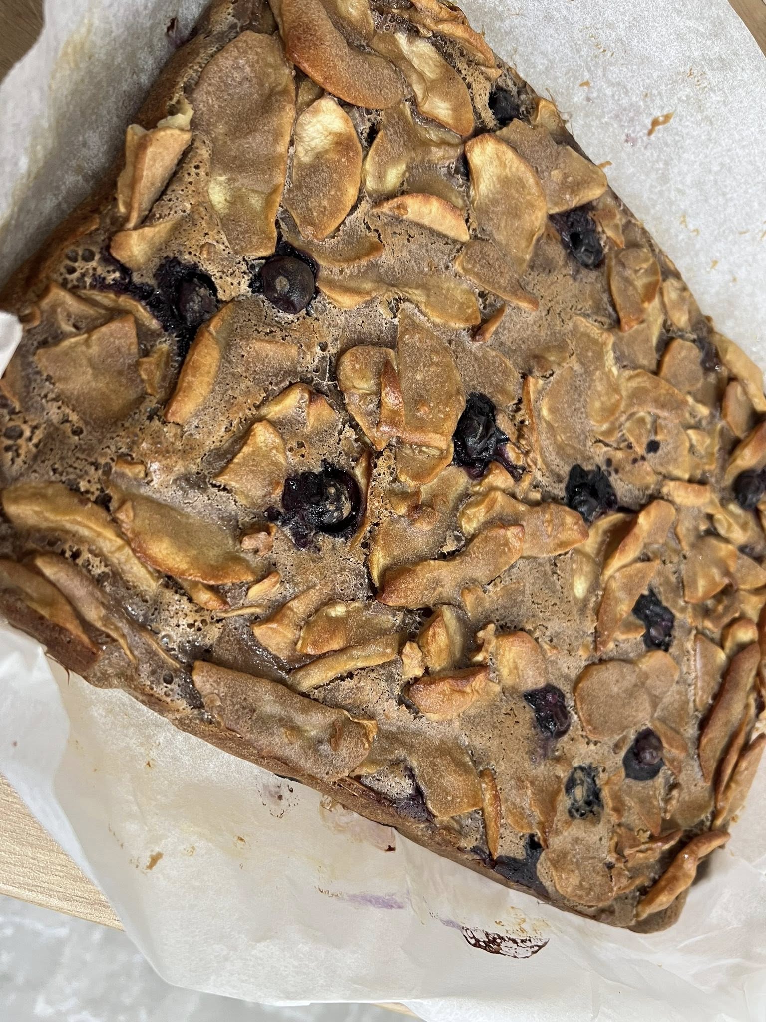 Prajitura cu mere, afine si nuci