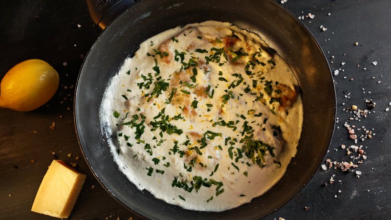 Pui cu sos de lămâie și parmezan - Rețeta plină de savoare