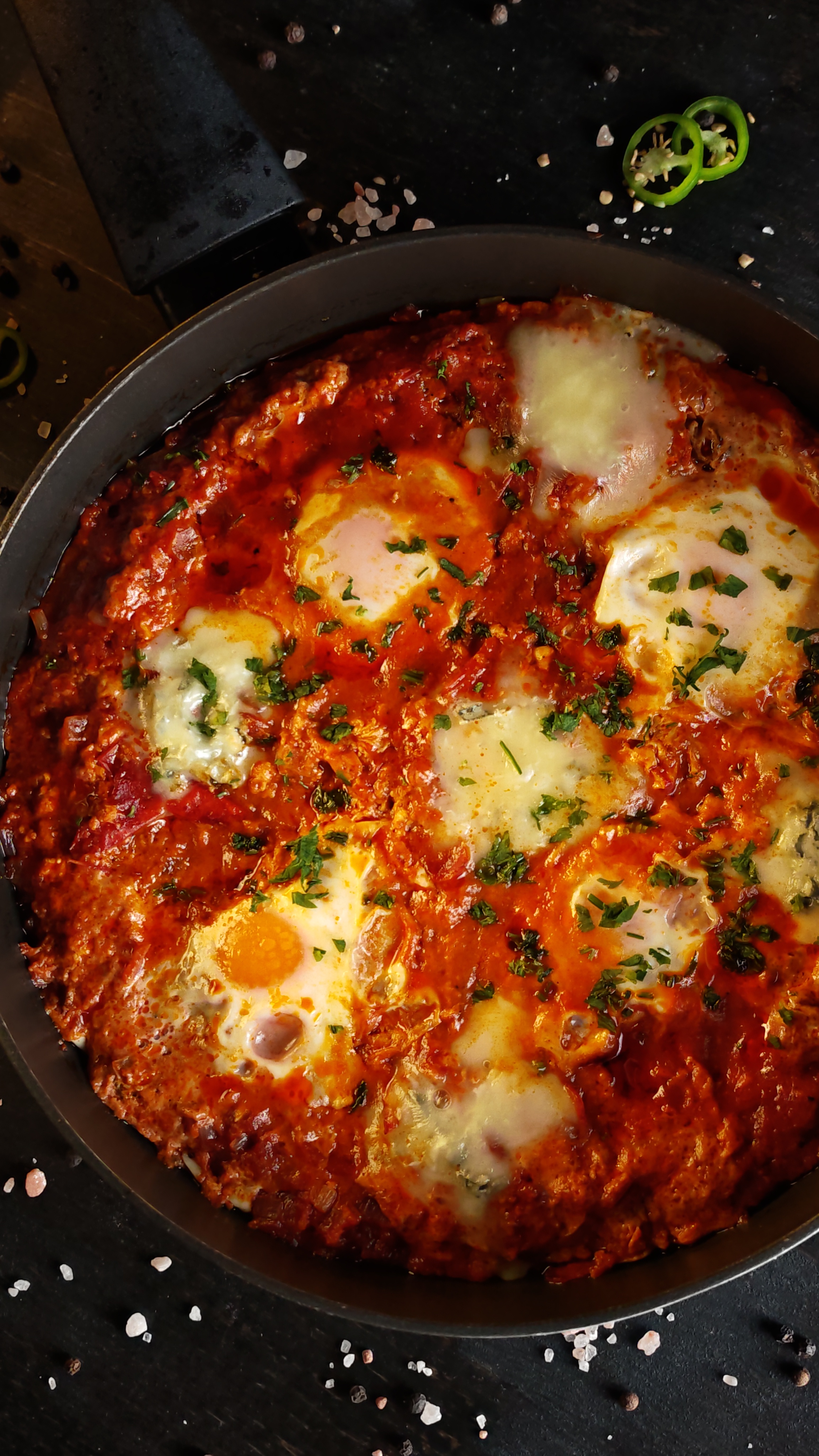 Shakshuka cu gorgonzola și salam chorizo - Rețeta savuroasă și rapidă