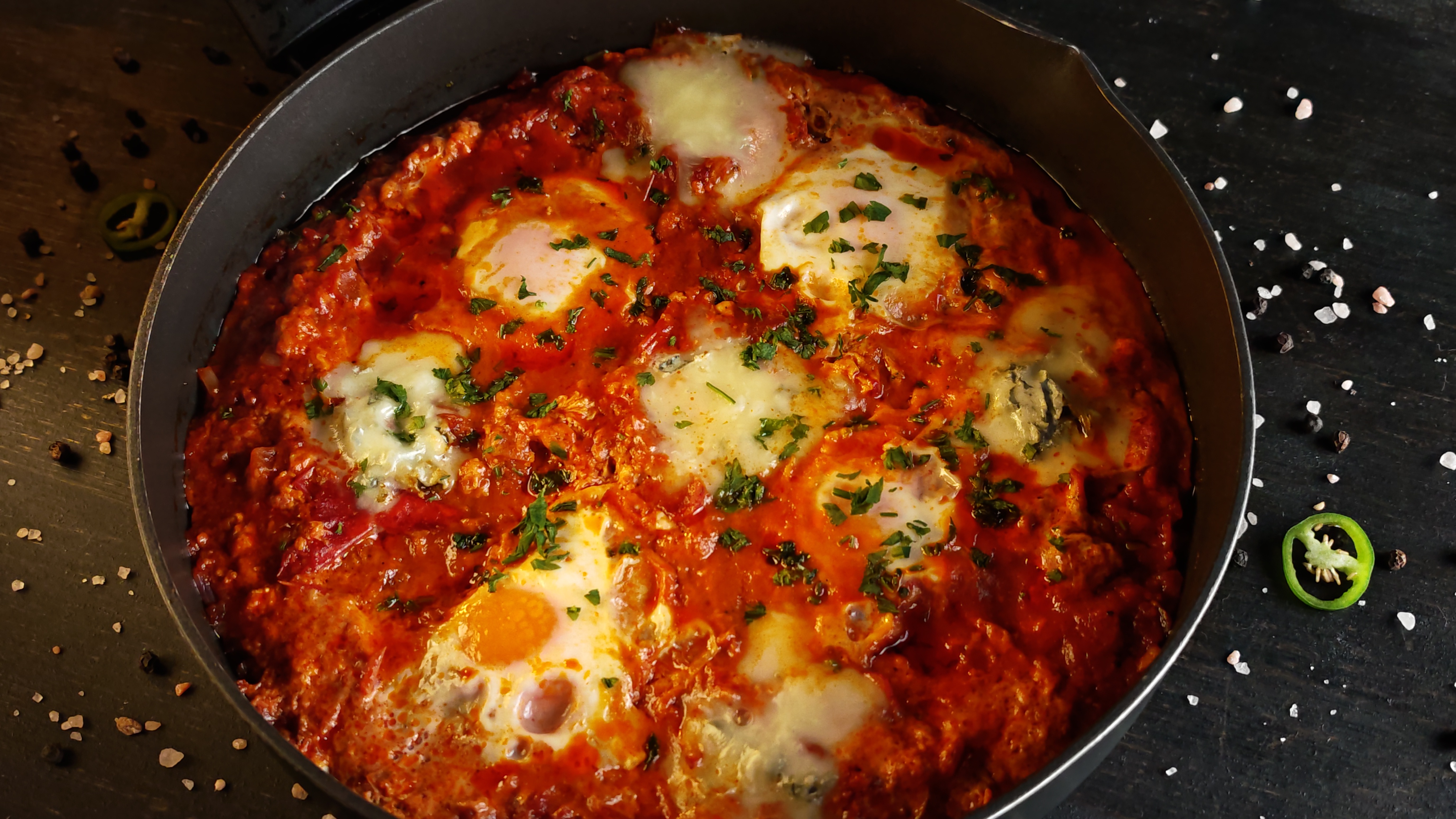 Shakshuka cu gorgonzola și salam chorizo - Rețeta savuroasă și rapidă
