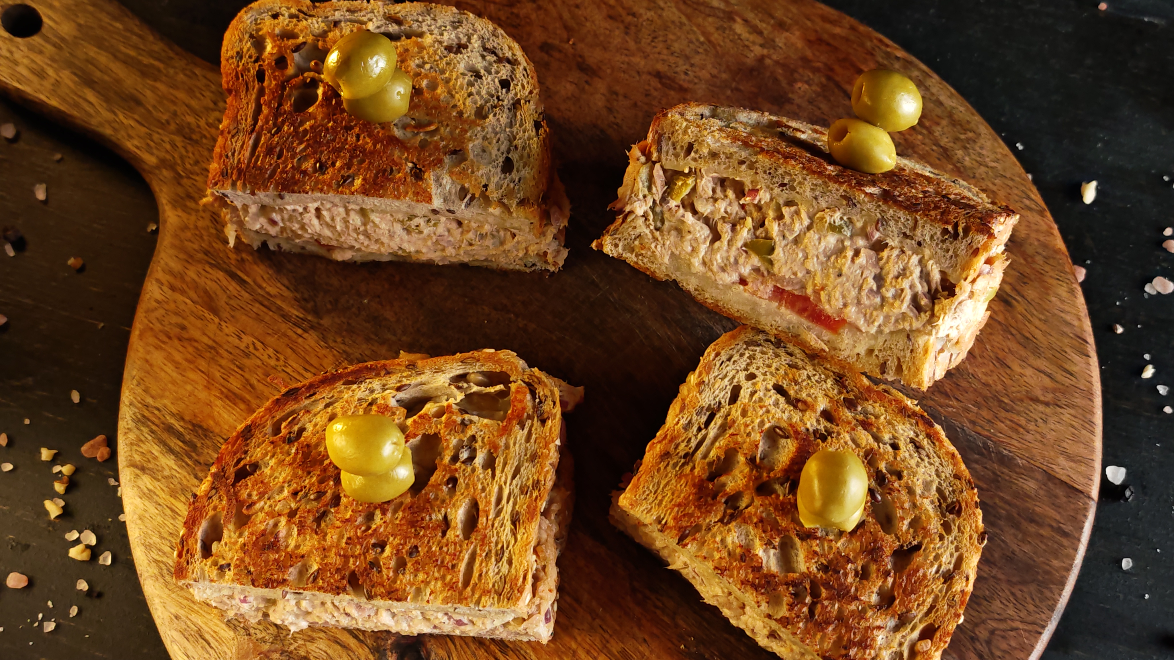 Sendvișuri cu salată de ton - Crocante și savuroase