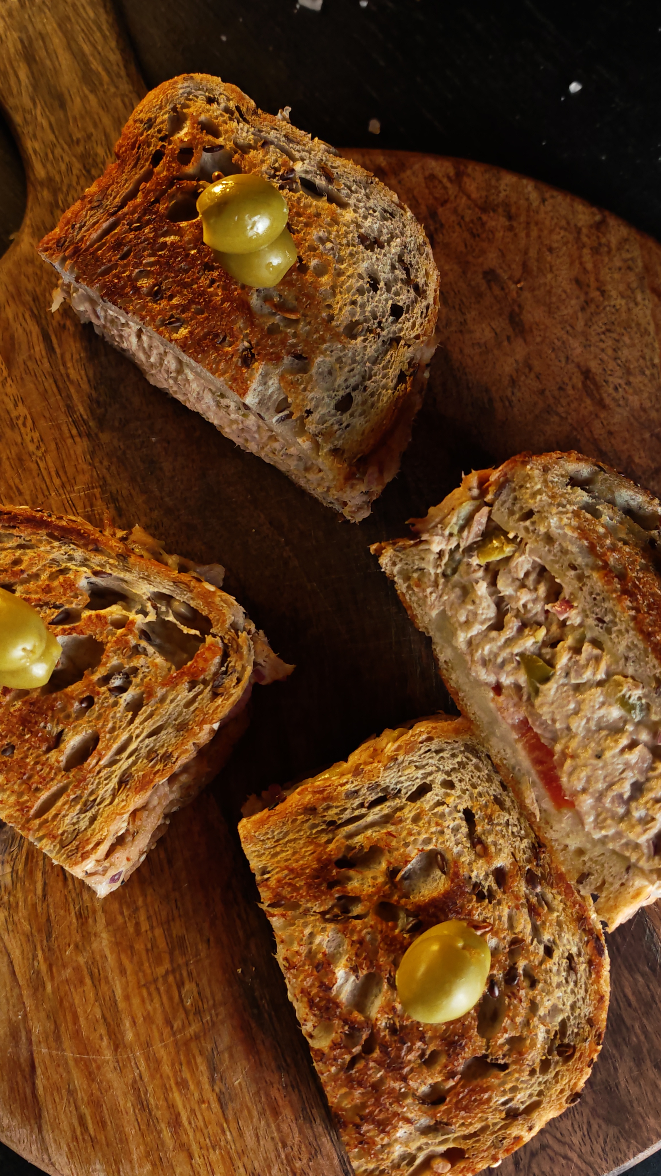 Sendvișuri cu salată de ton - Crocante și savuroase