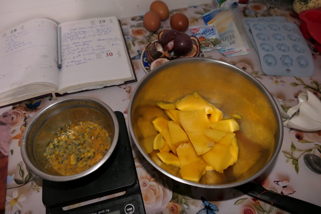 Tort Sa vina Primavara -  Reteta cu mango, fructul pasiuni si banane