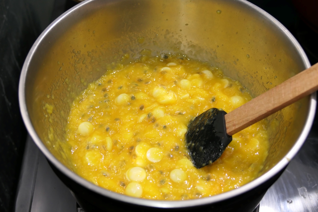Tort Sa vina Primavara -  Reteta cu mango, fructul pasiuni si banane