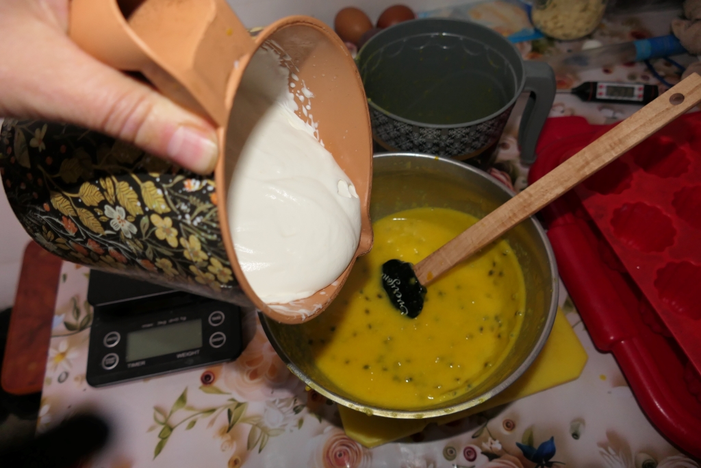 Tort Sa vina Primavara -  Reteta cu mango, fructul pasiuni si banane
