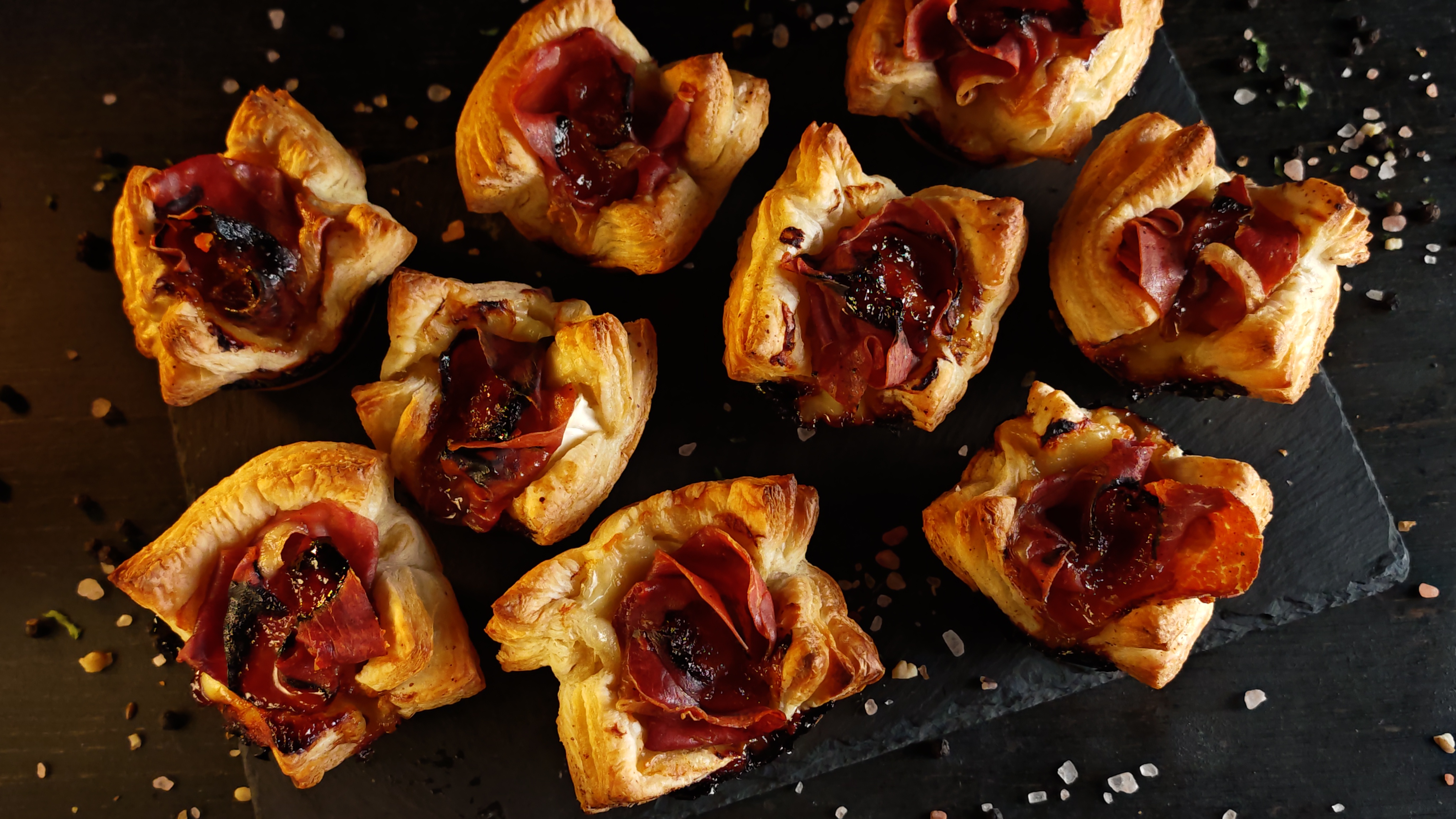 Coșulețe cu Camembert și prosciutto – aperitiv rapid și delicios