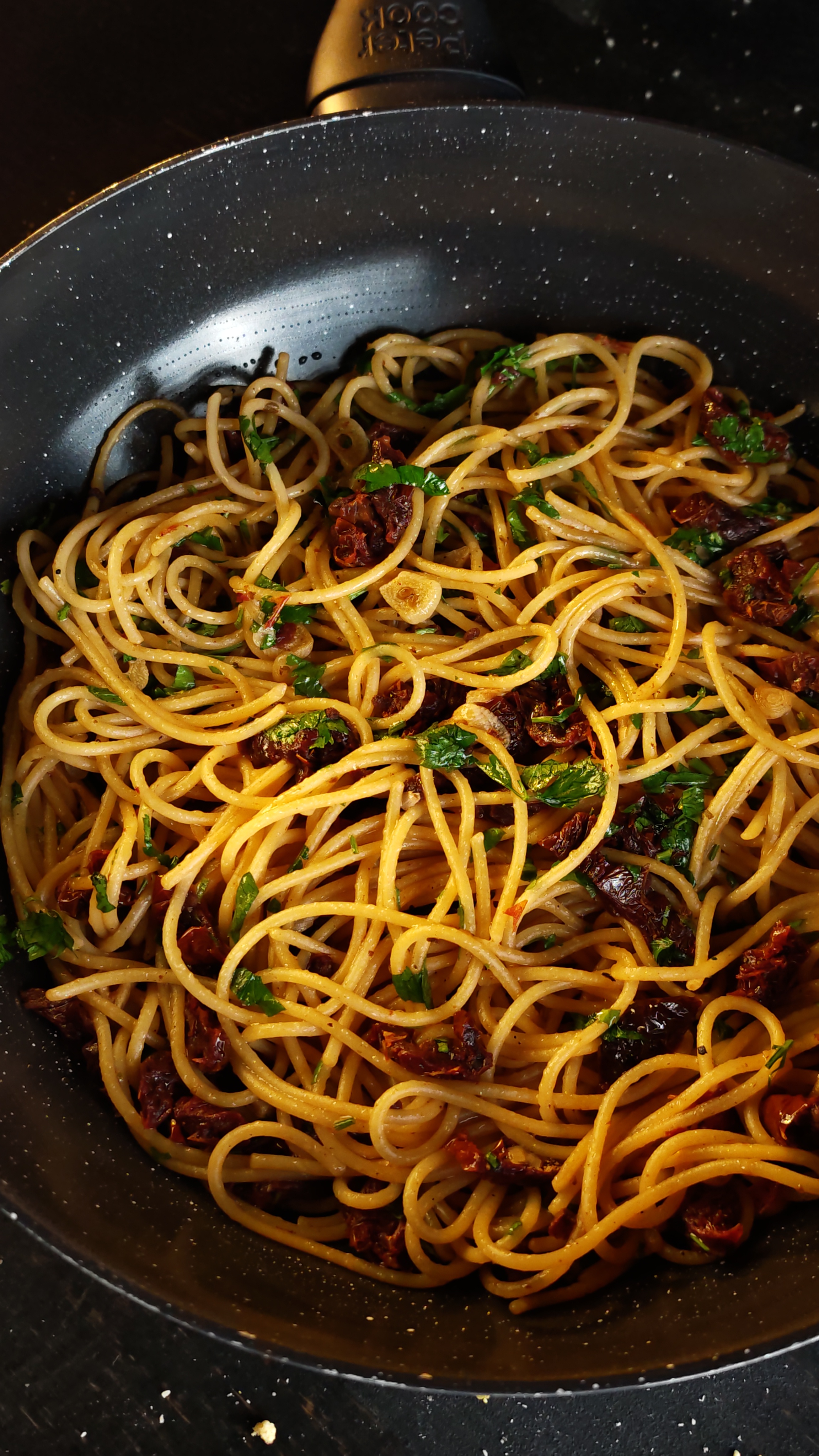 Paste cu usturoi și roșii uscate - Rețeta simplă și gustoasă de post