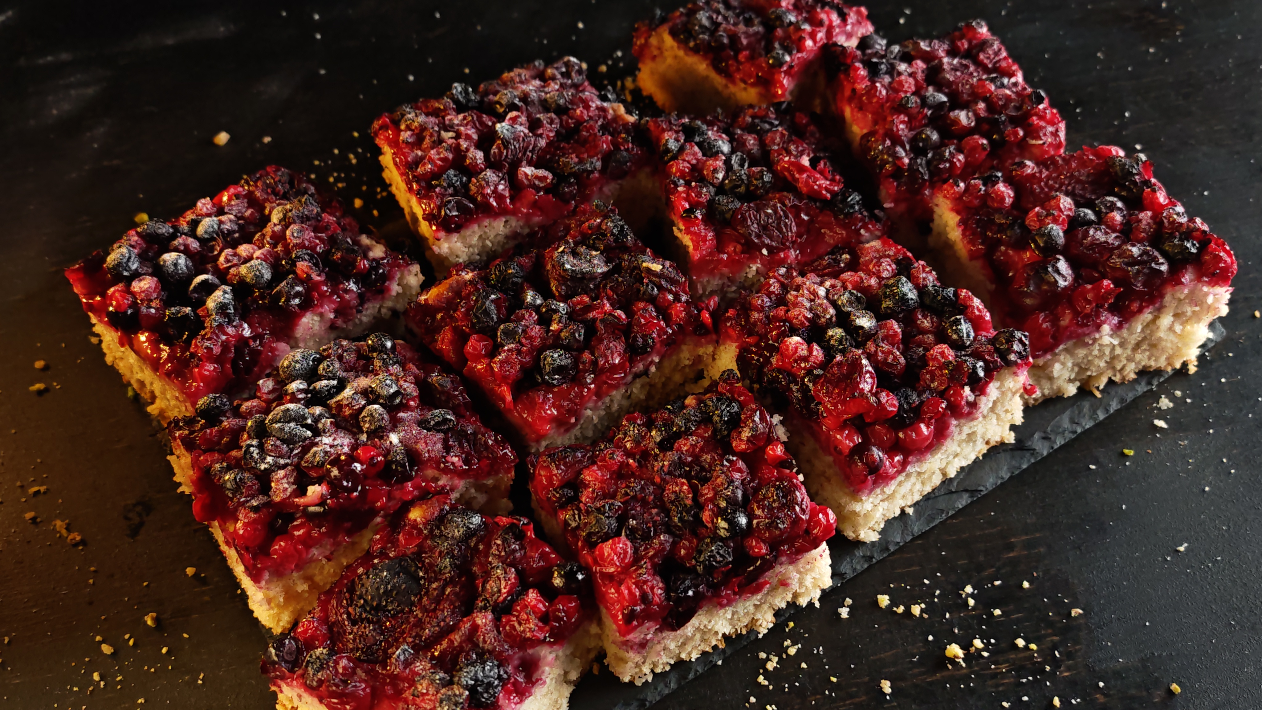 Prăjitură de post cu fructe de pădure – rețetă simplă și delicioasă