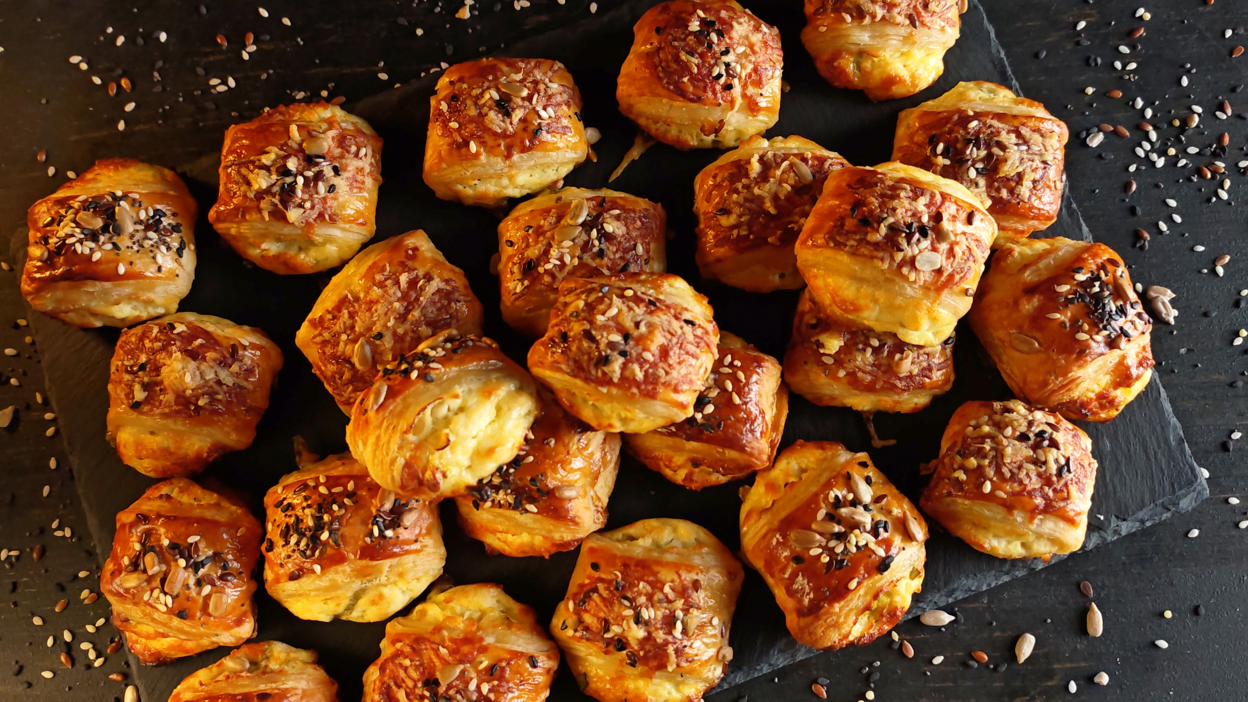 Mini pateuri cu brânză și ceapă verde - Rapide și delicioase