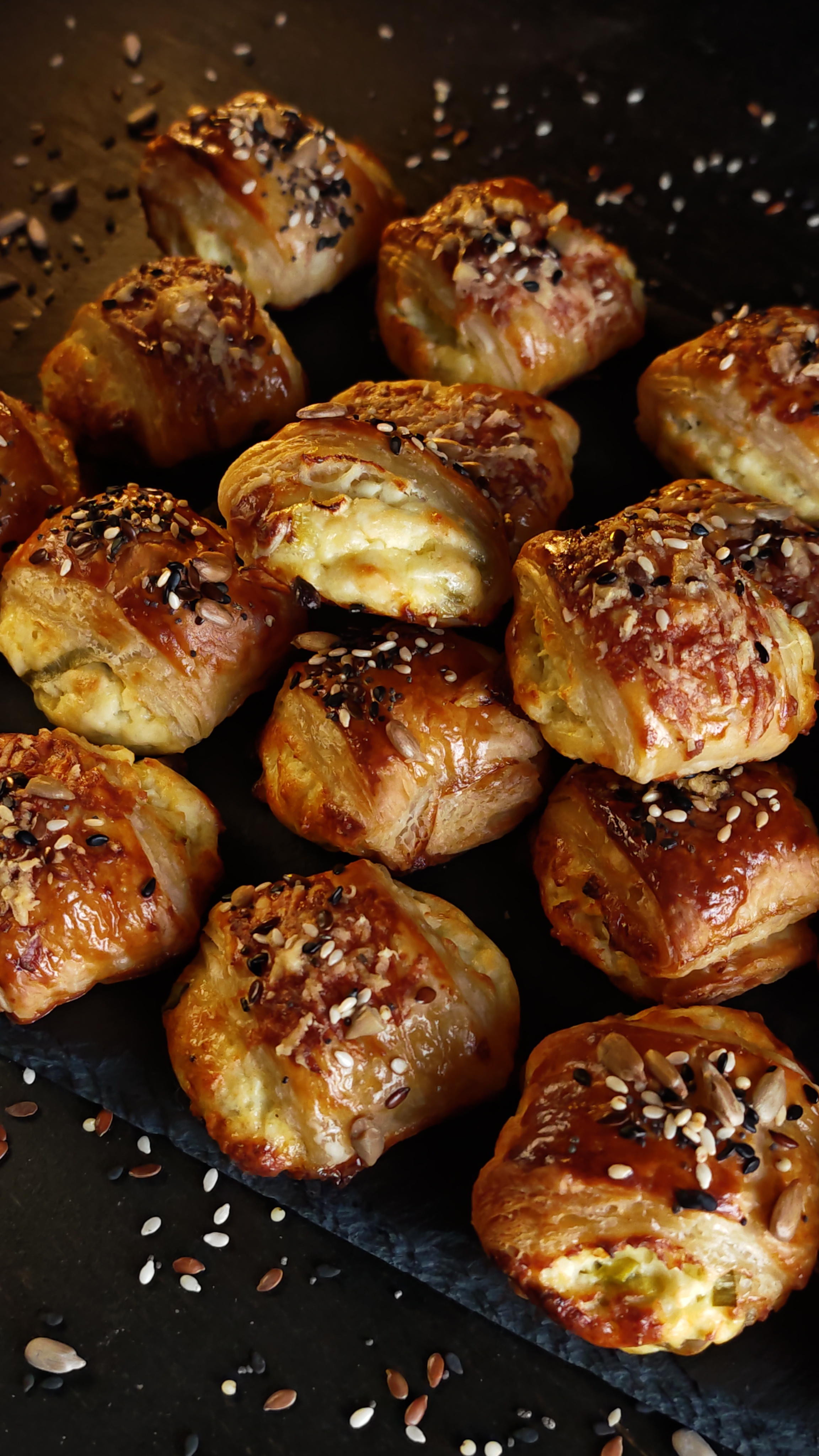Mini pateuri cu brânză și ceapă verde - Rapide și delicioase